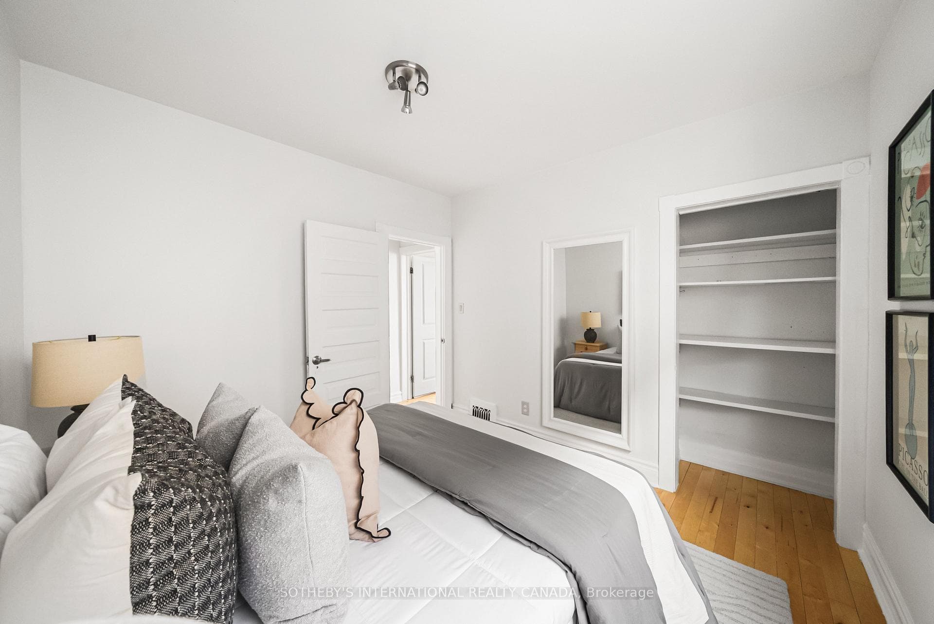31 Tiverton Avenue photo 33