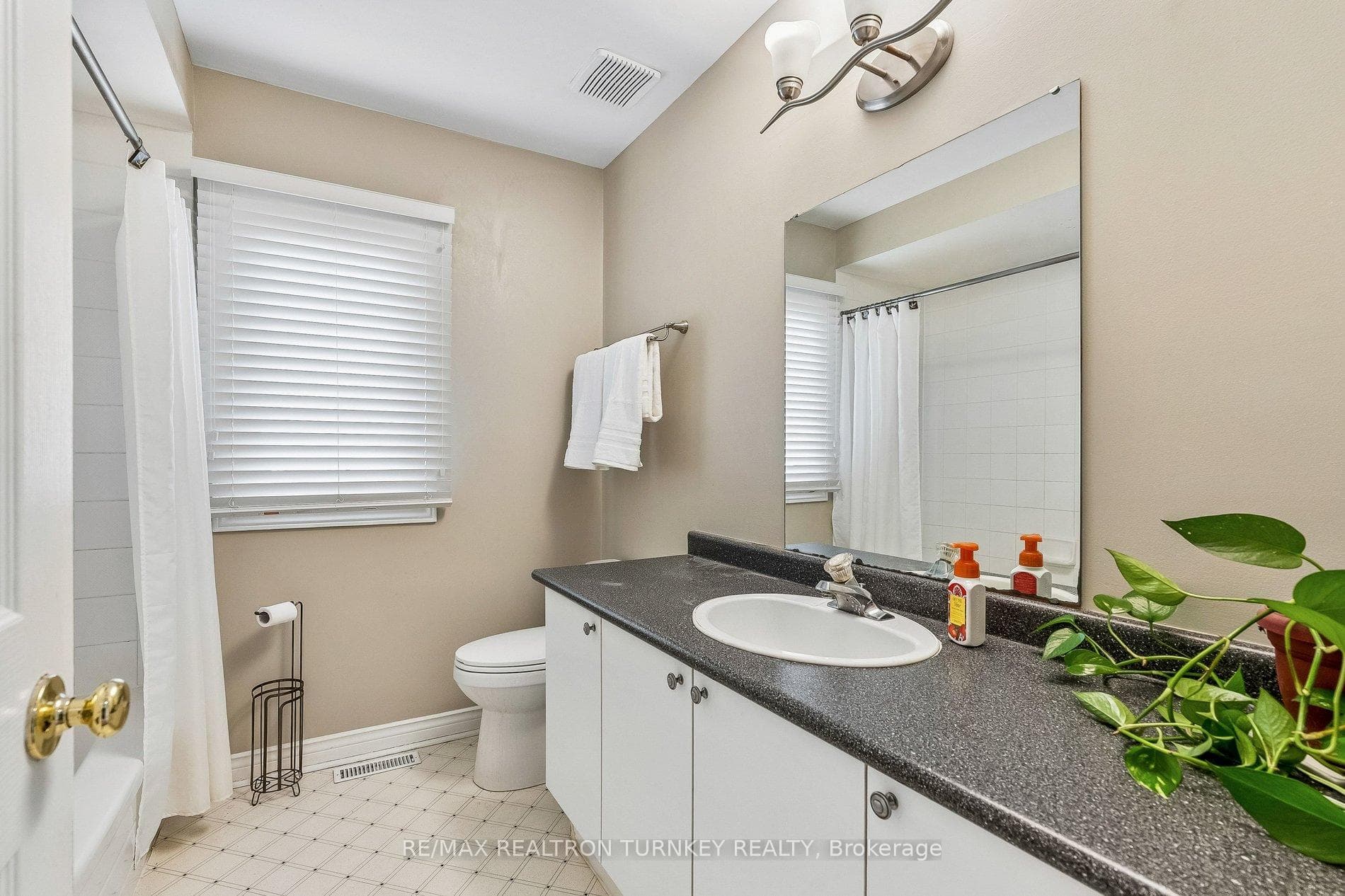 Neutral 4 Piece Main Bathroom