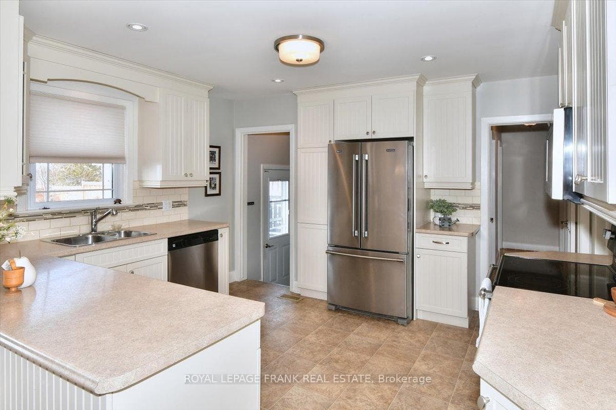 1369 Armstrong Drive photo 5