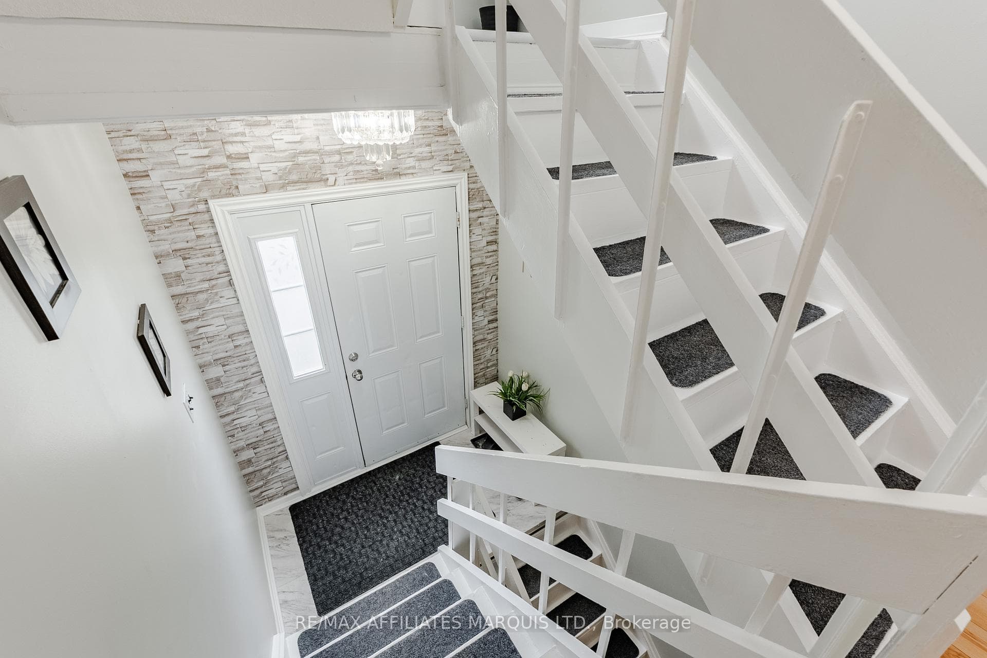 812 Glengarry Boulevard photo 6
