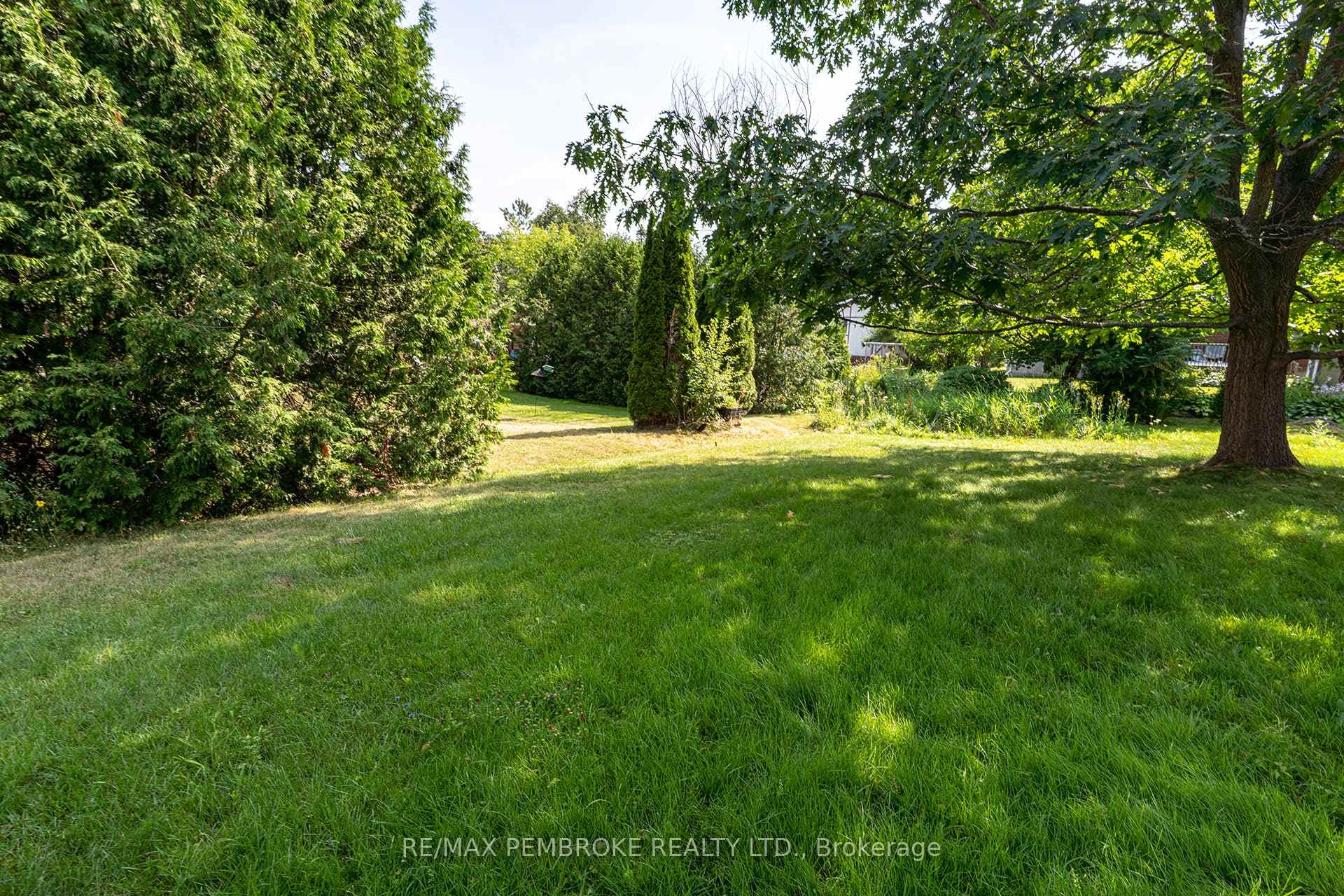 235 Willoughby Crescent photo 4