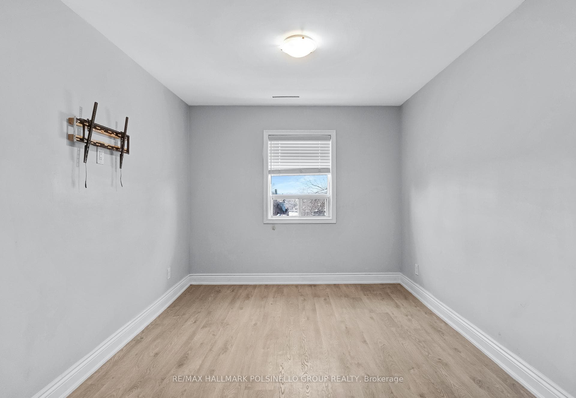 376 Blackthorn Avenue Unit Upper photo 19
