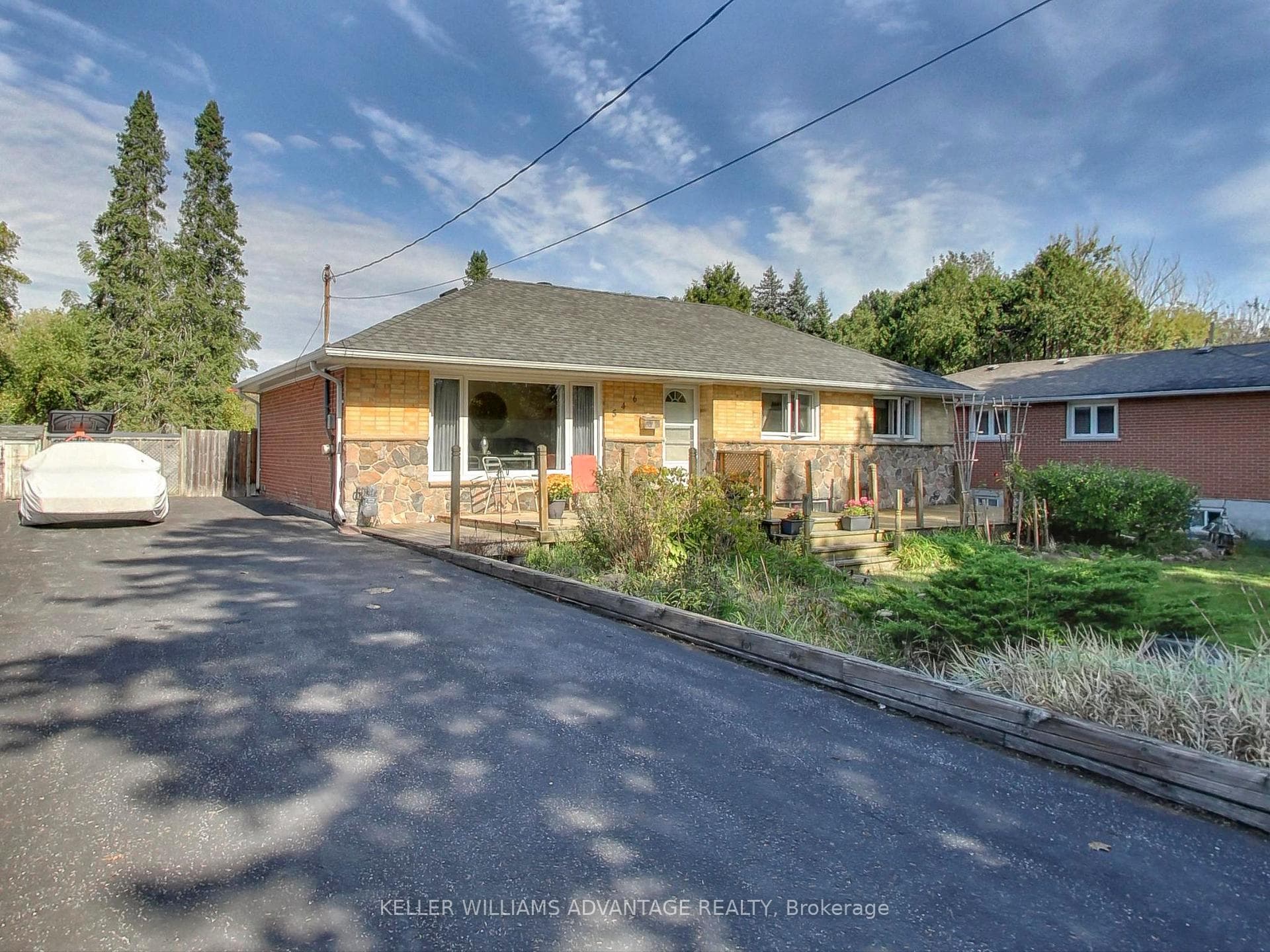 546 Sheppard Avenue photo 2