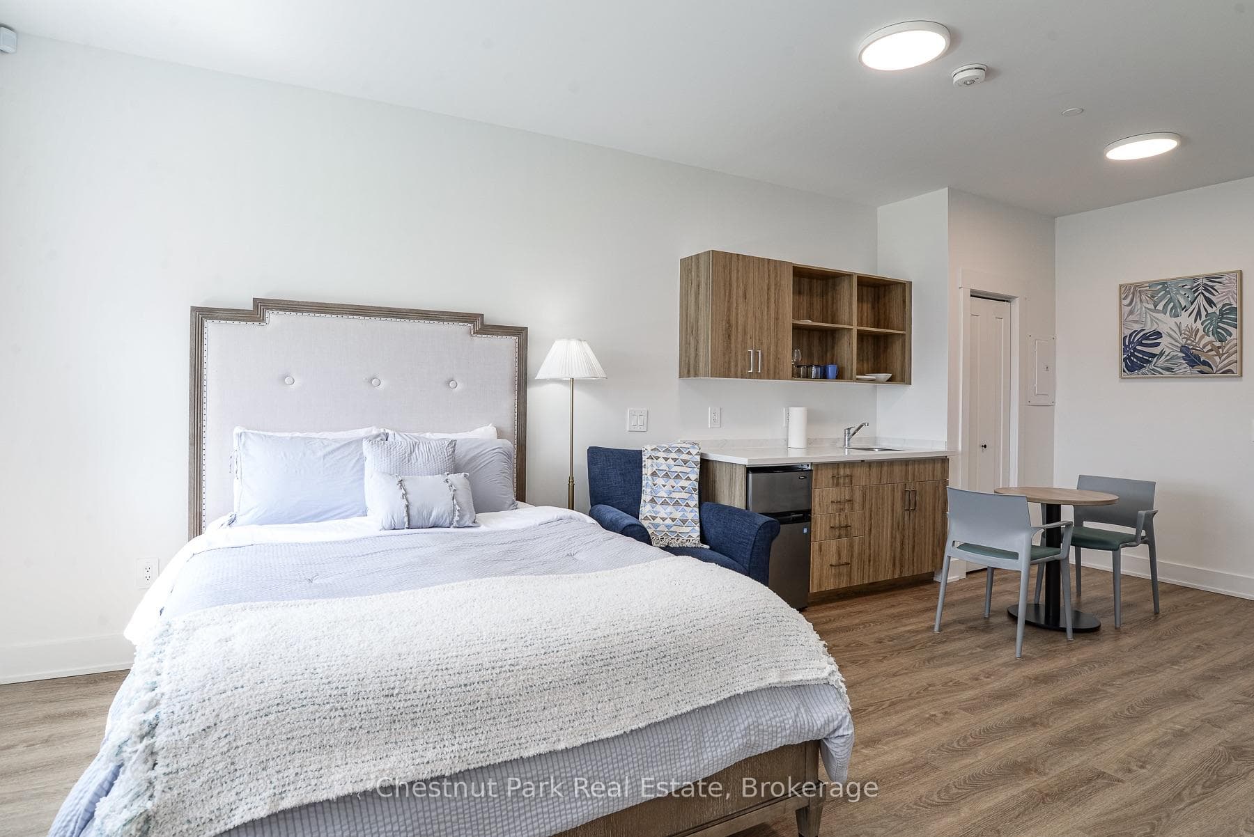 Bedroom, Sitting Area & Kitchenette with Dining