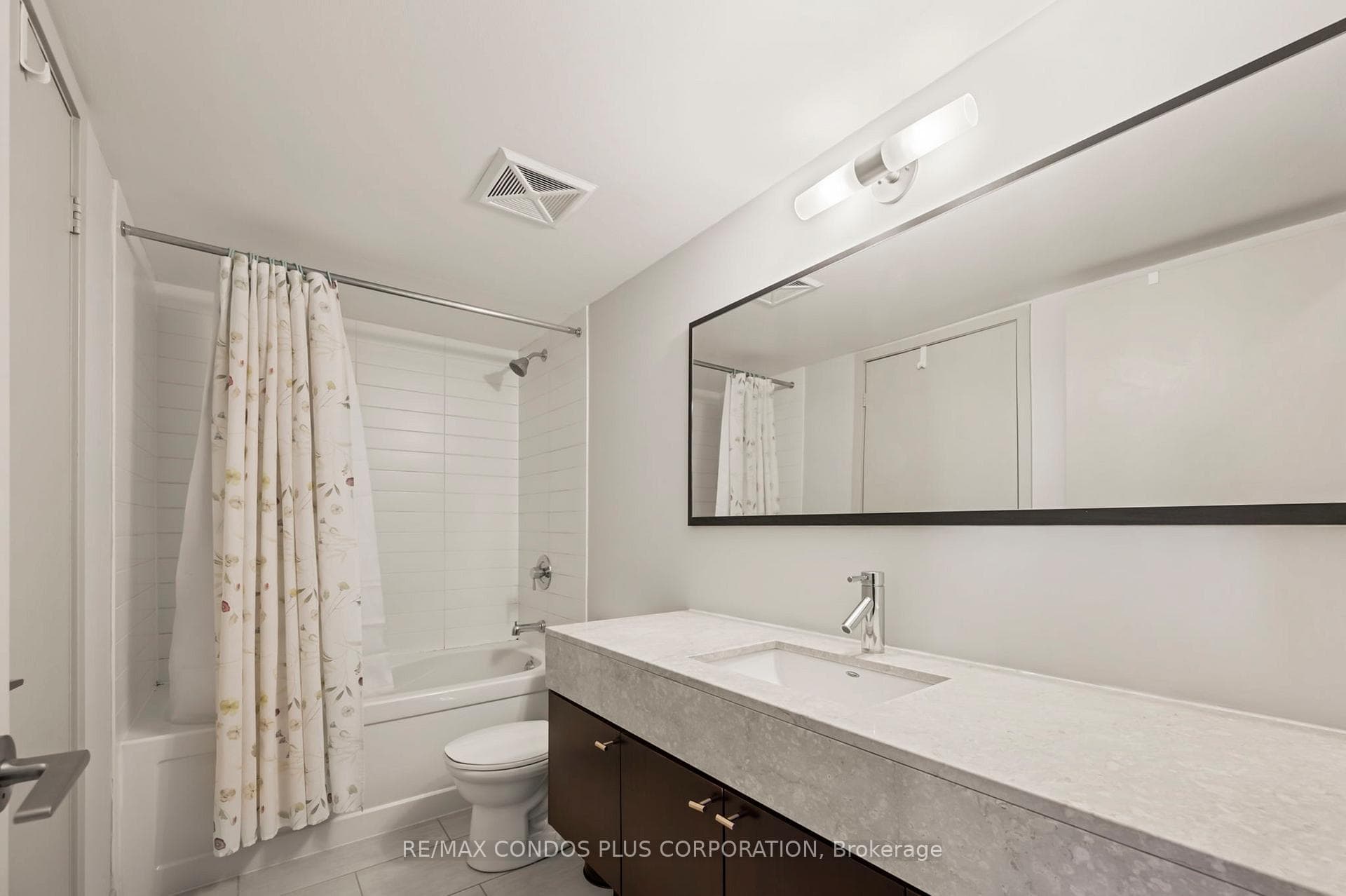 126 Simcoe Street Unit 1806 photo 18
