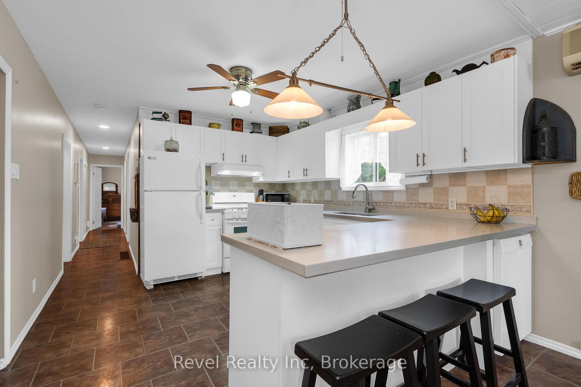 kitchenn with breakfast bar