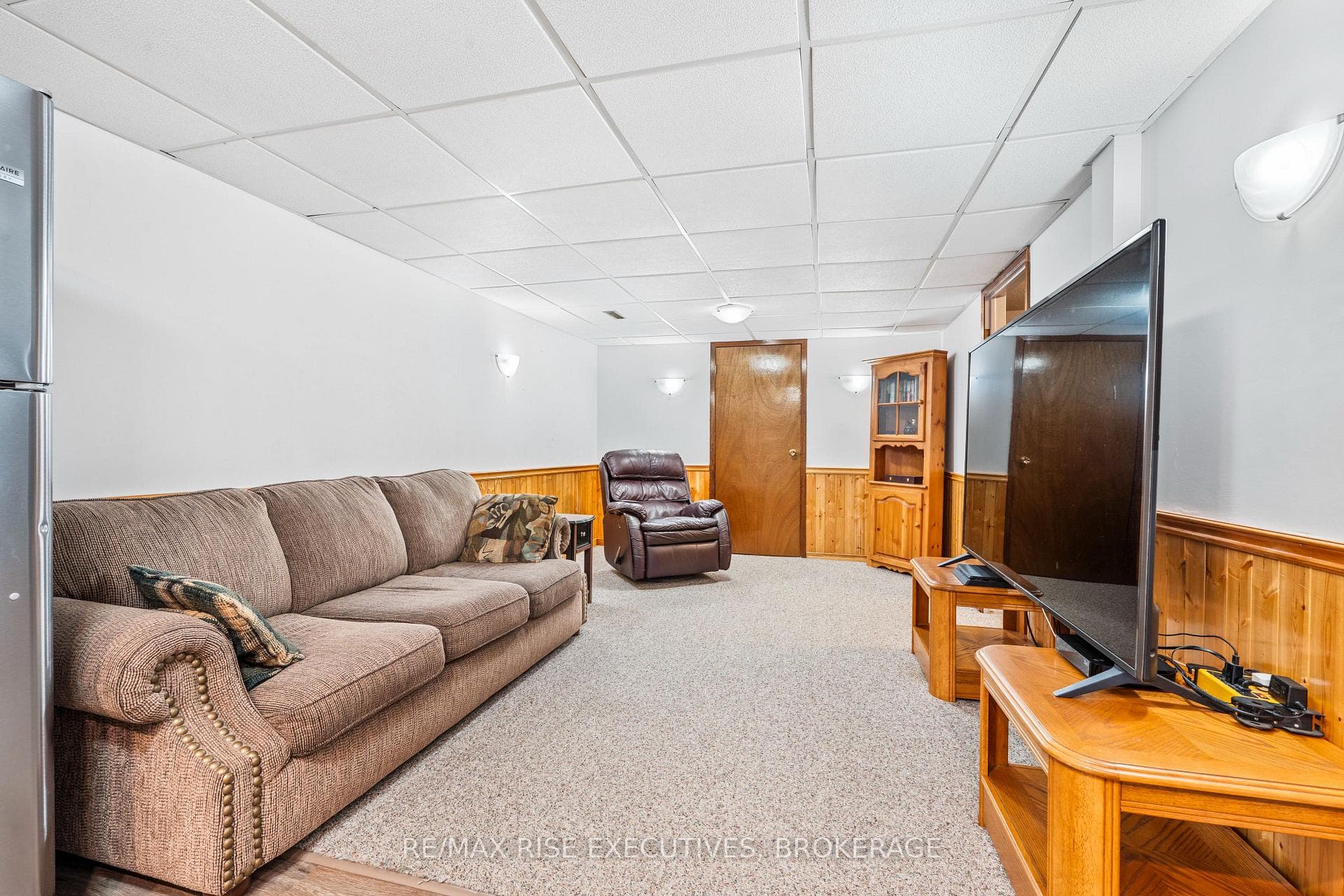 530 Canterbury Crescent photo 29
