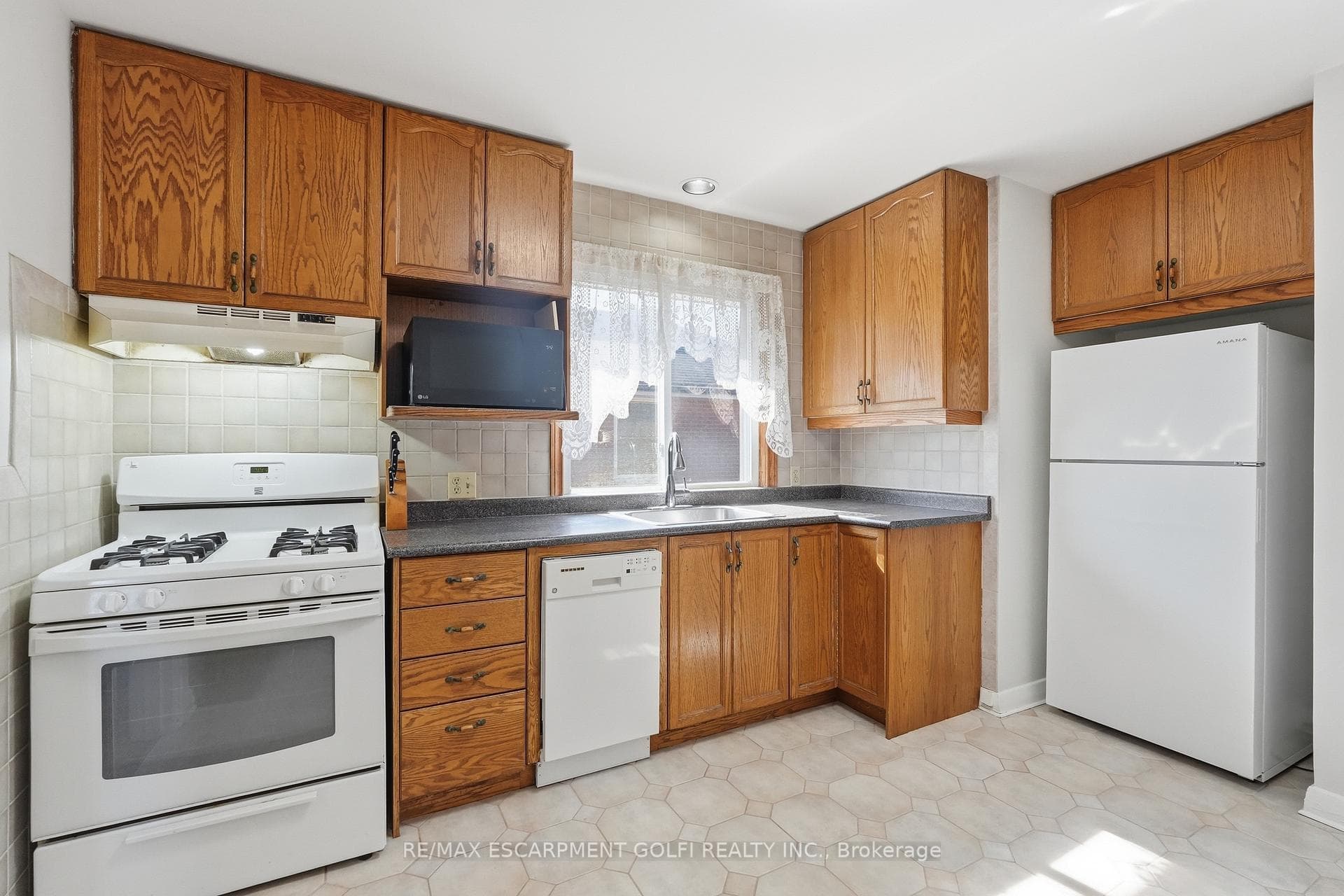 764 Brucedale Avenue photo 8