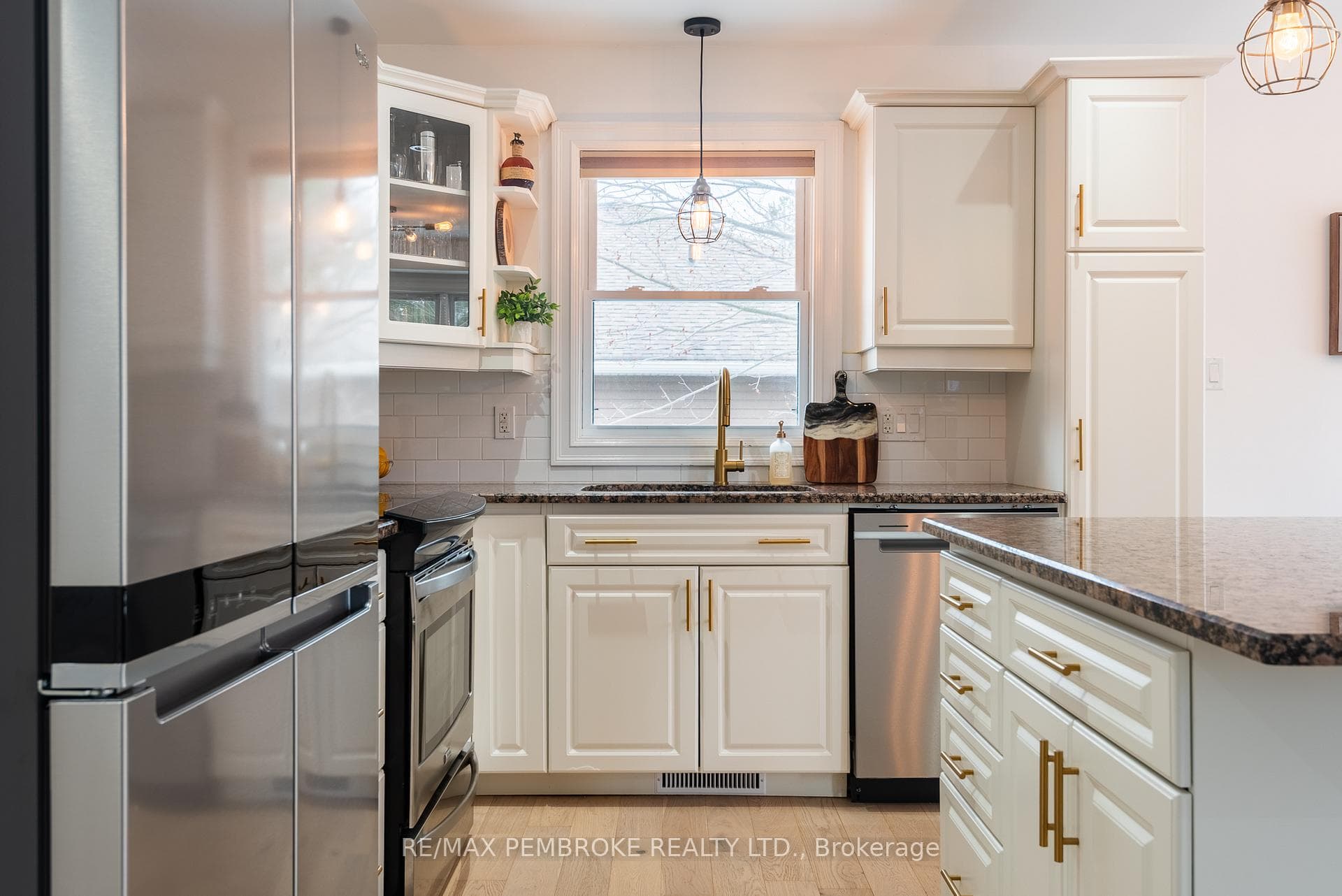203 Oriole Crescent photo 12