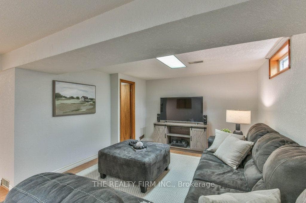 8 Barrett Crescent photo 24
