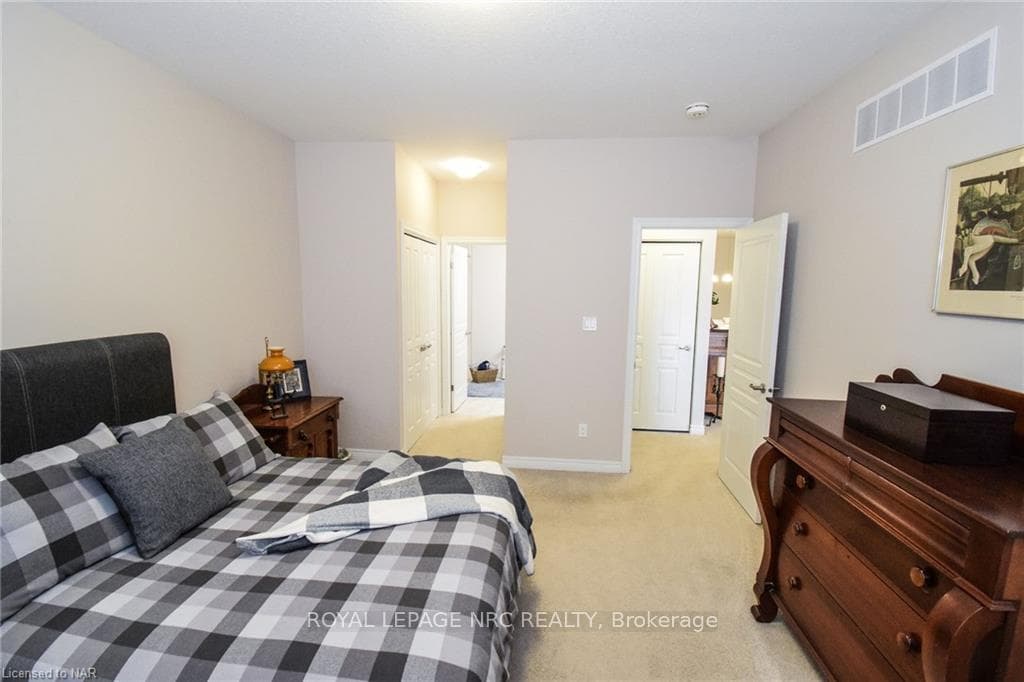 16 ELLIS Avenue photo 23