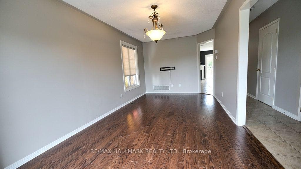 441 Heddle Crescent photo 2
