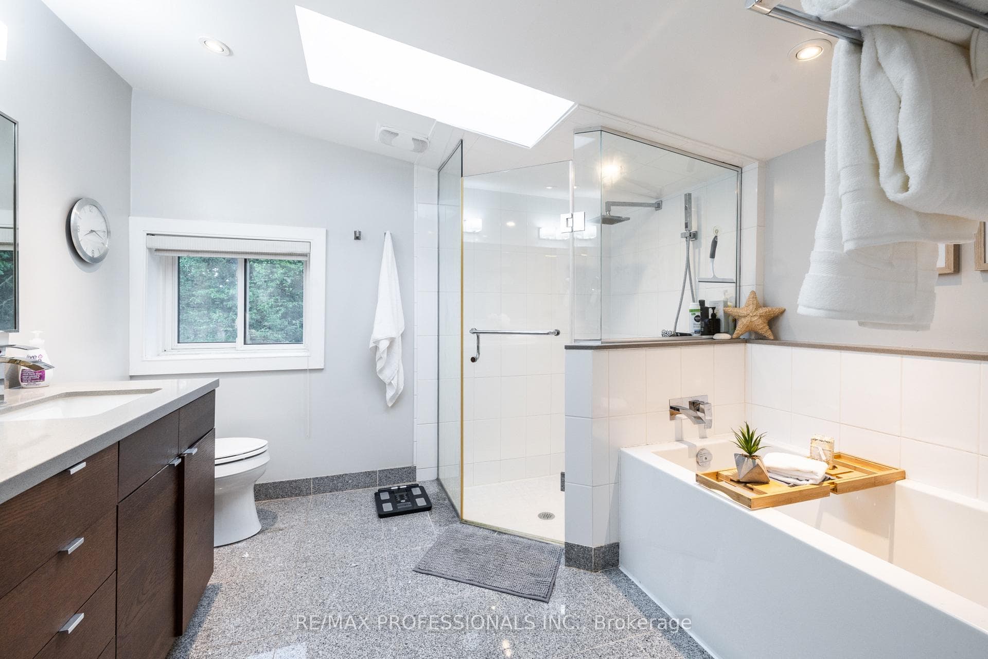 4625 Dundas Street photo 24