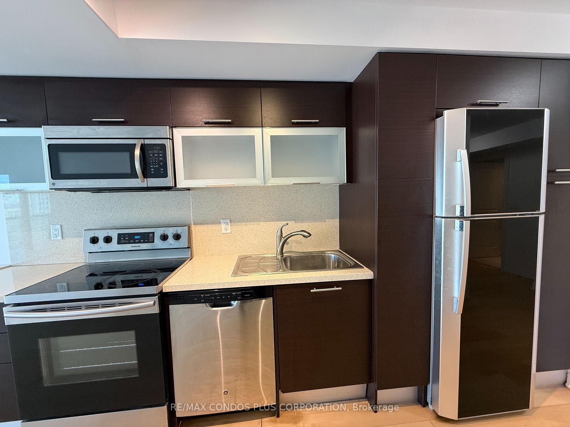 386 Yonge Street Unit 1616 photo 3