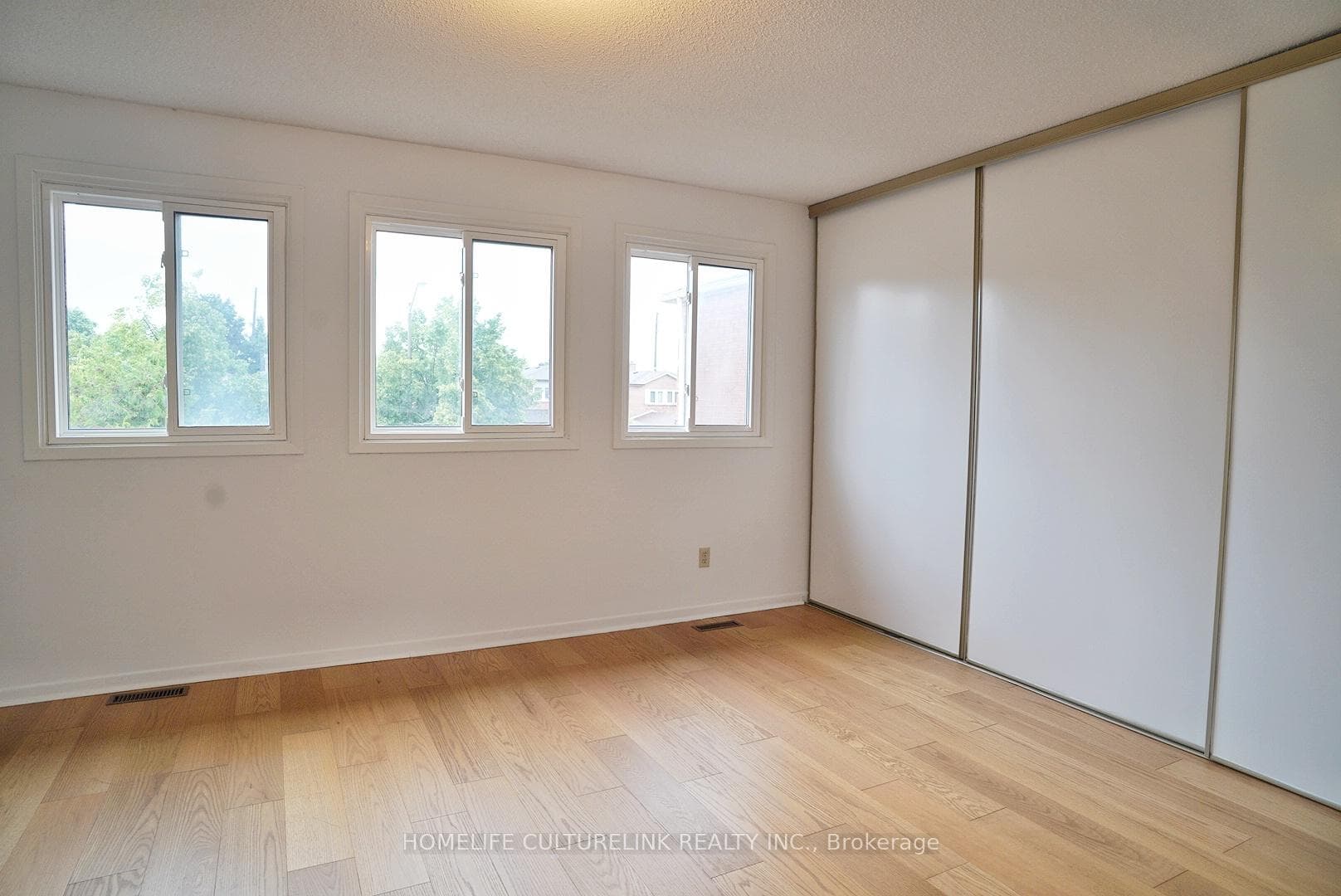 194 Roxanne Crescent photo 10