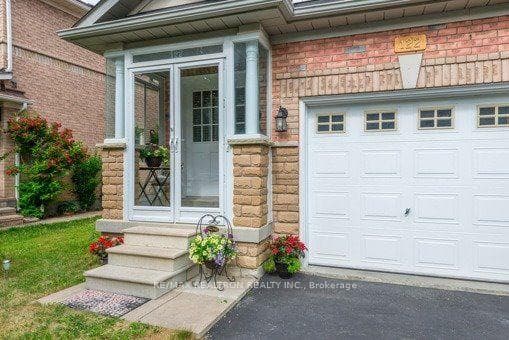 122 Benjamin Hood Crescent photo 2