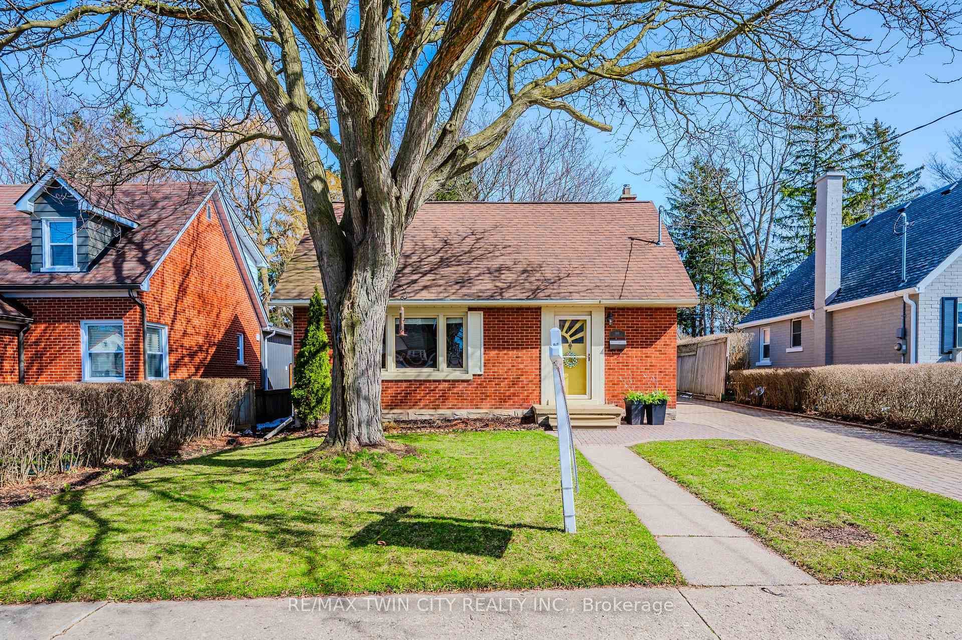 166 Lucan Avenue photo 2