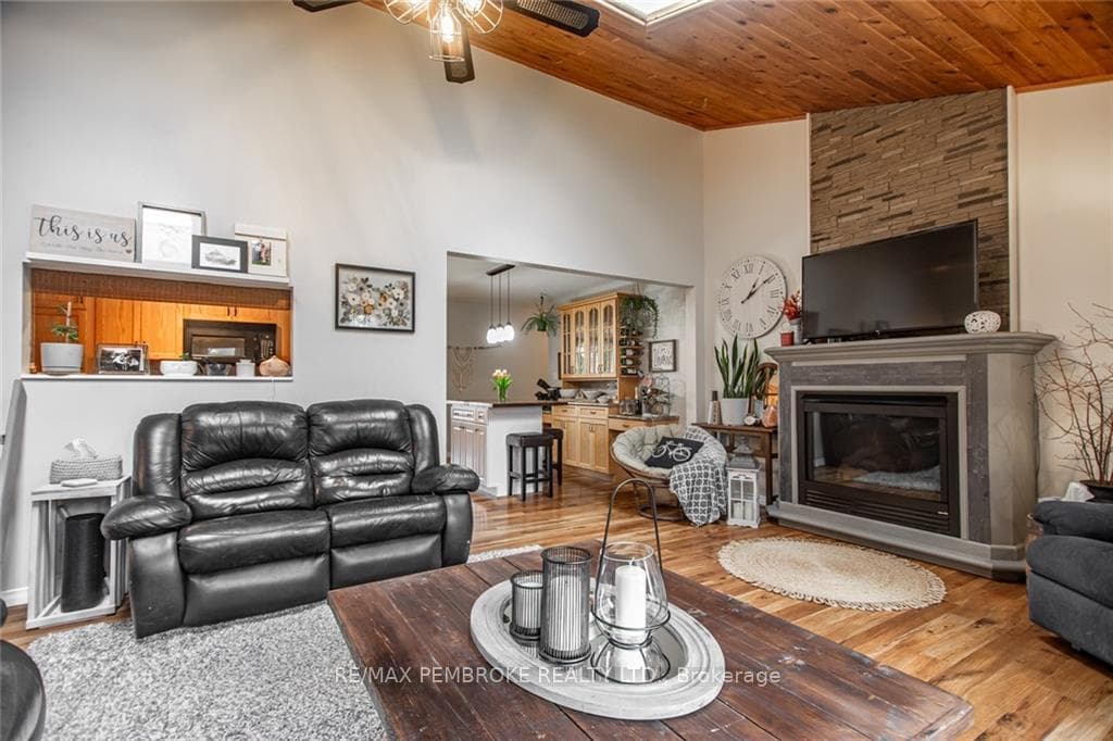 383 RUSSHAM Road photo 6