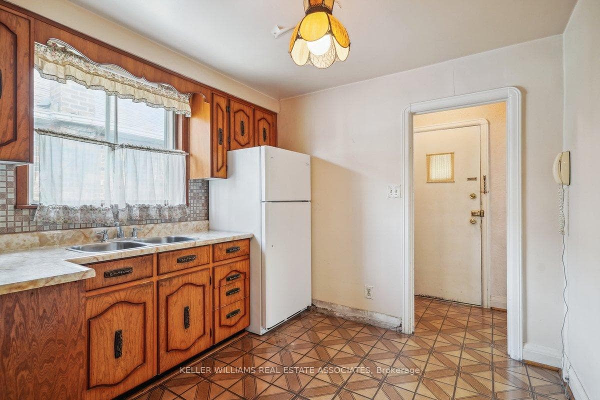 466 Plains Road photo 9