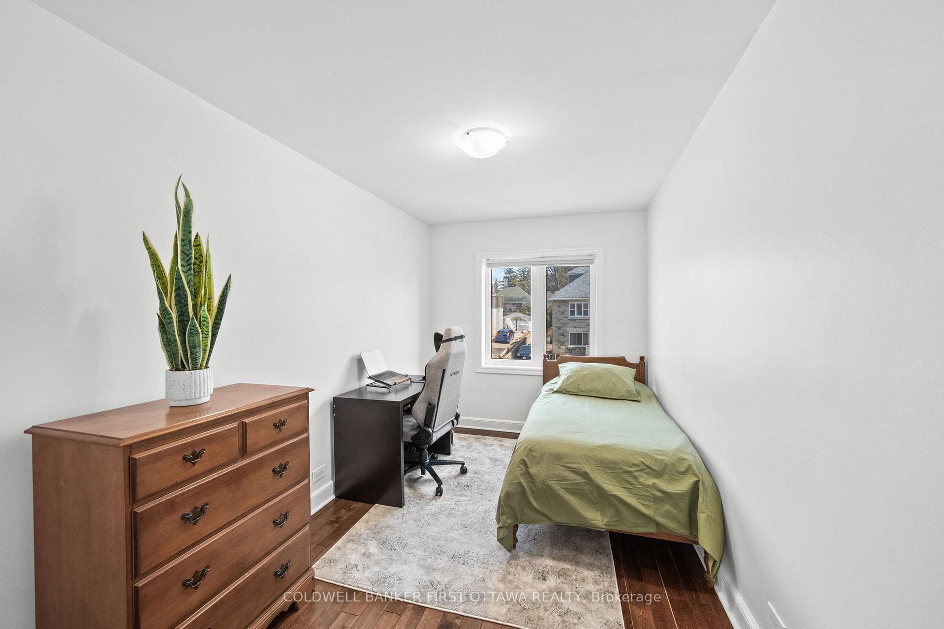 Bedroom w window facing Stevenson Ave.