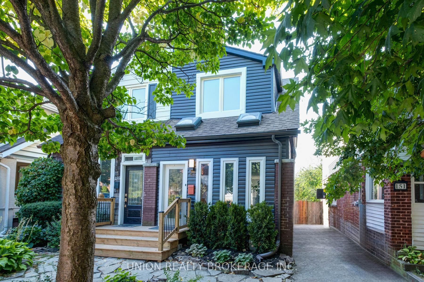 153 Wildwood Crescent photo 1