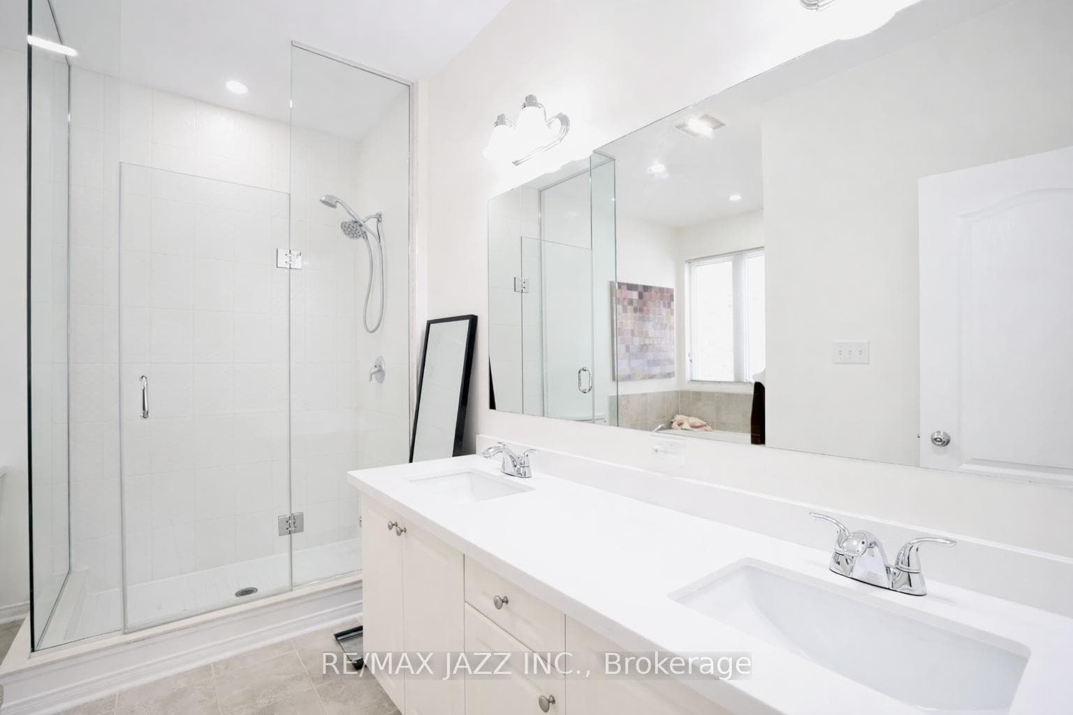 1334 Harlstone Crescent photo 11