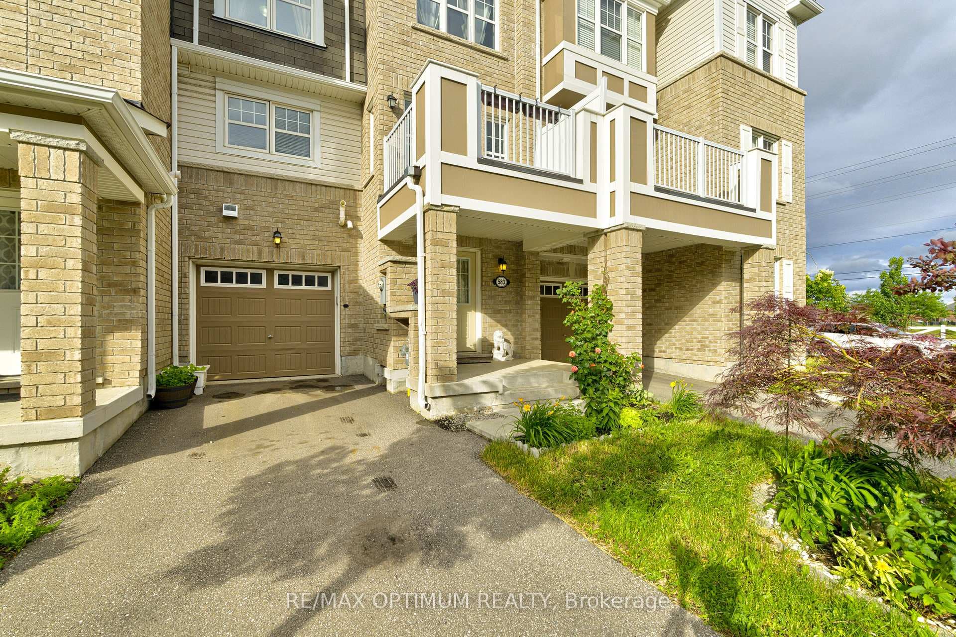 583 Laking Terrace photo 2