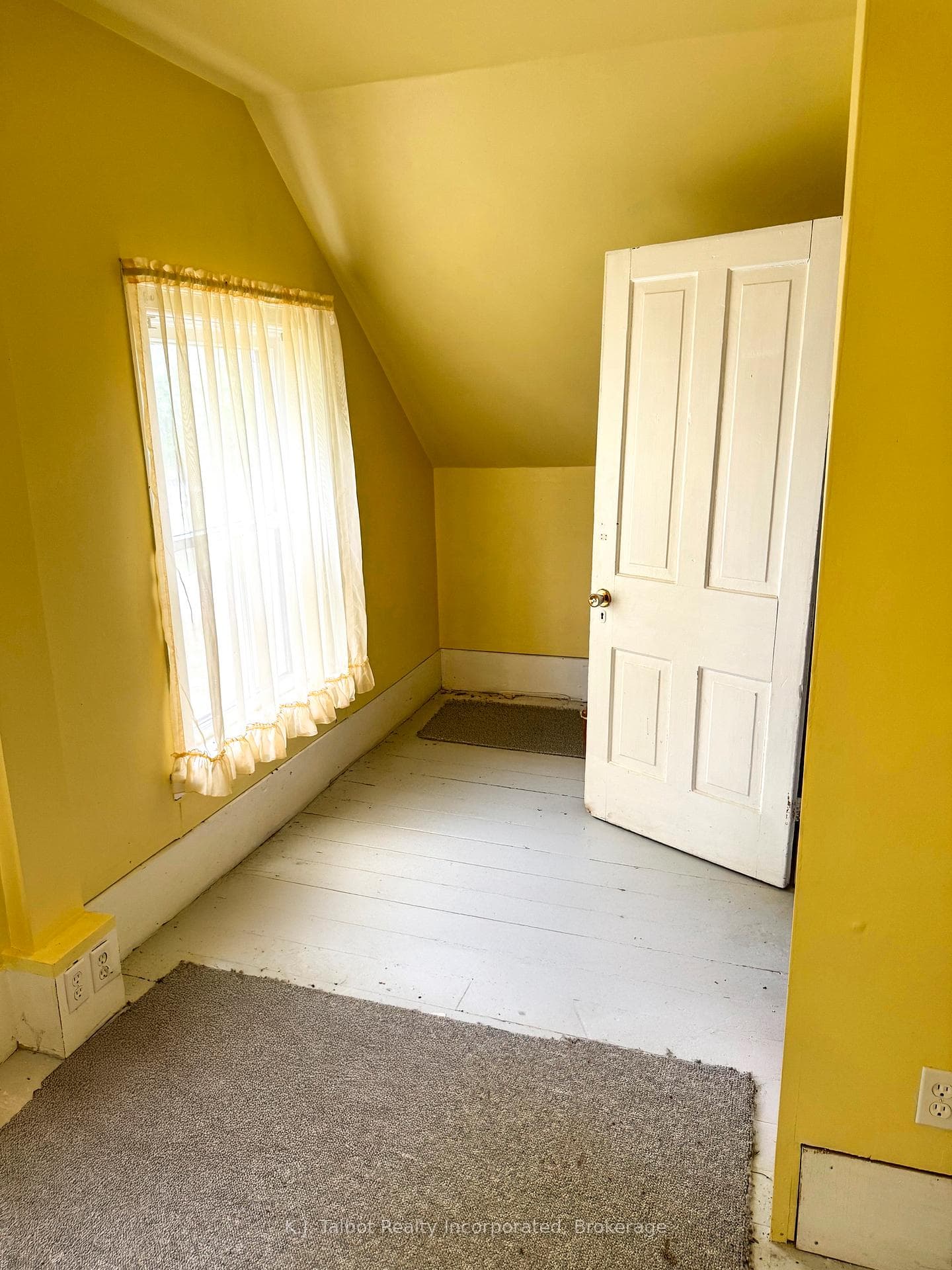 600 Fishleigh Street photo 11