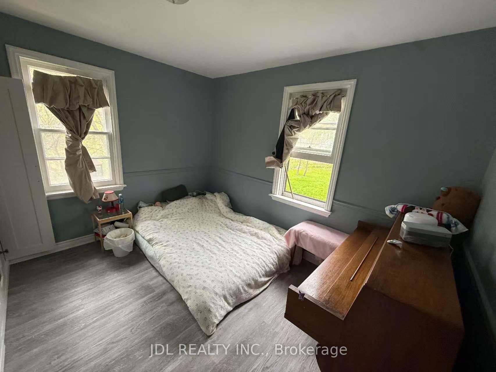 555 Wellington Street photo 9