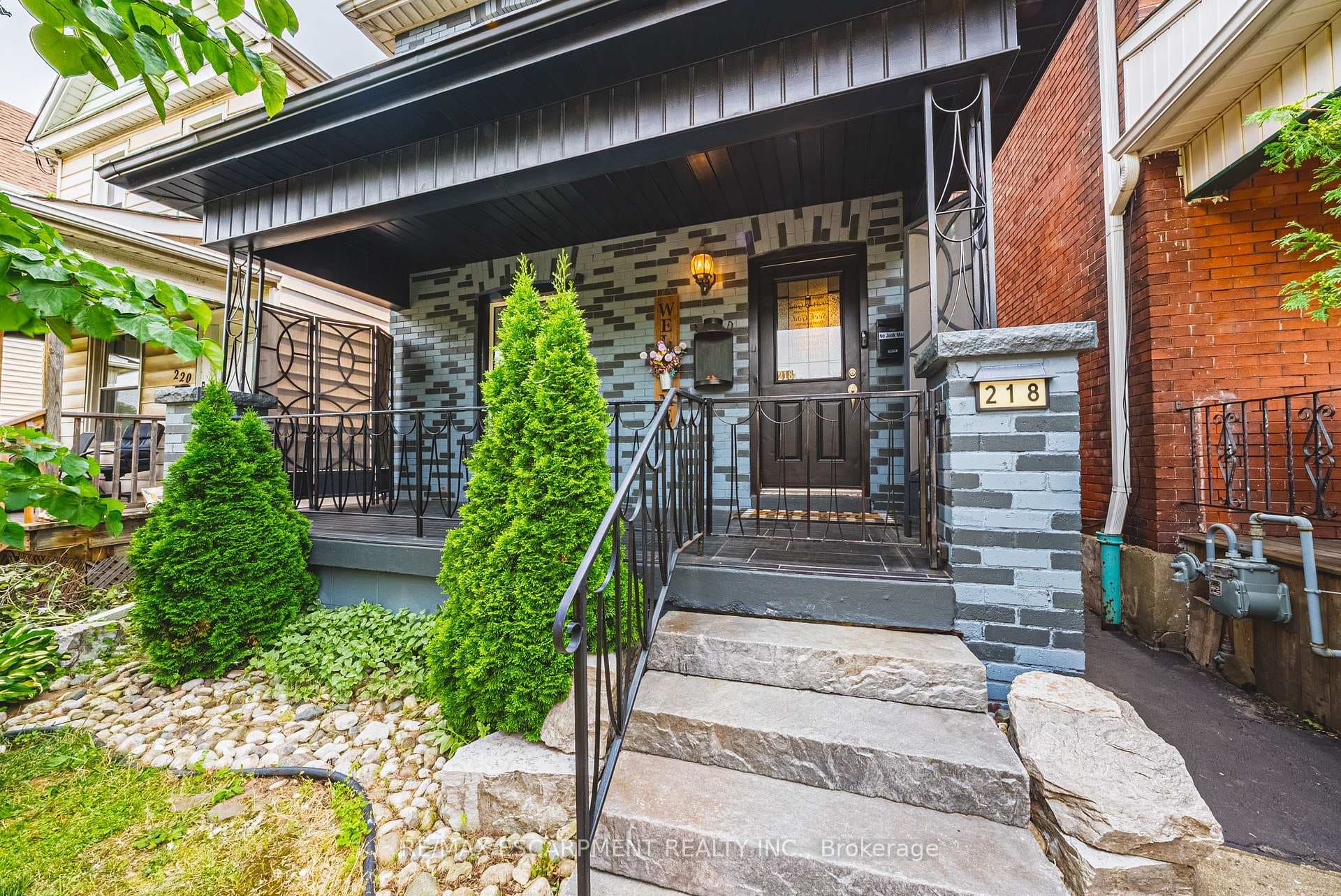 218 Grosvenor Avenue photo 2