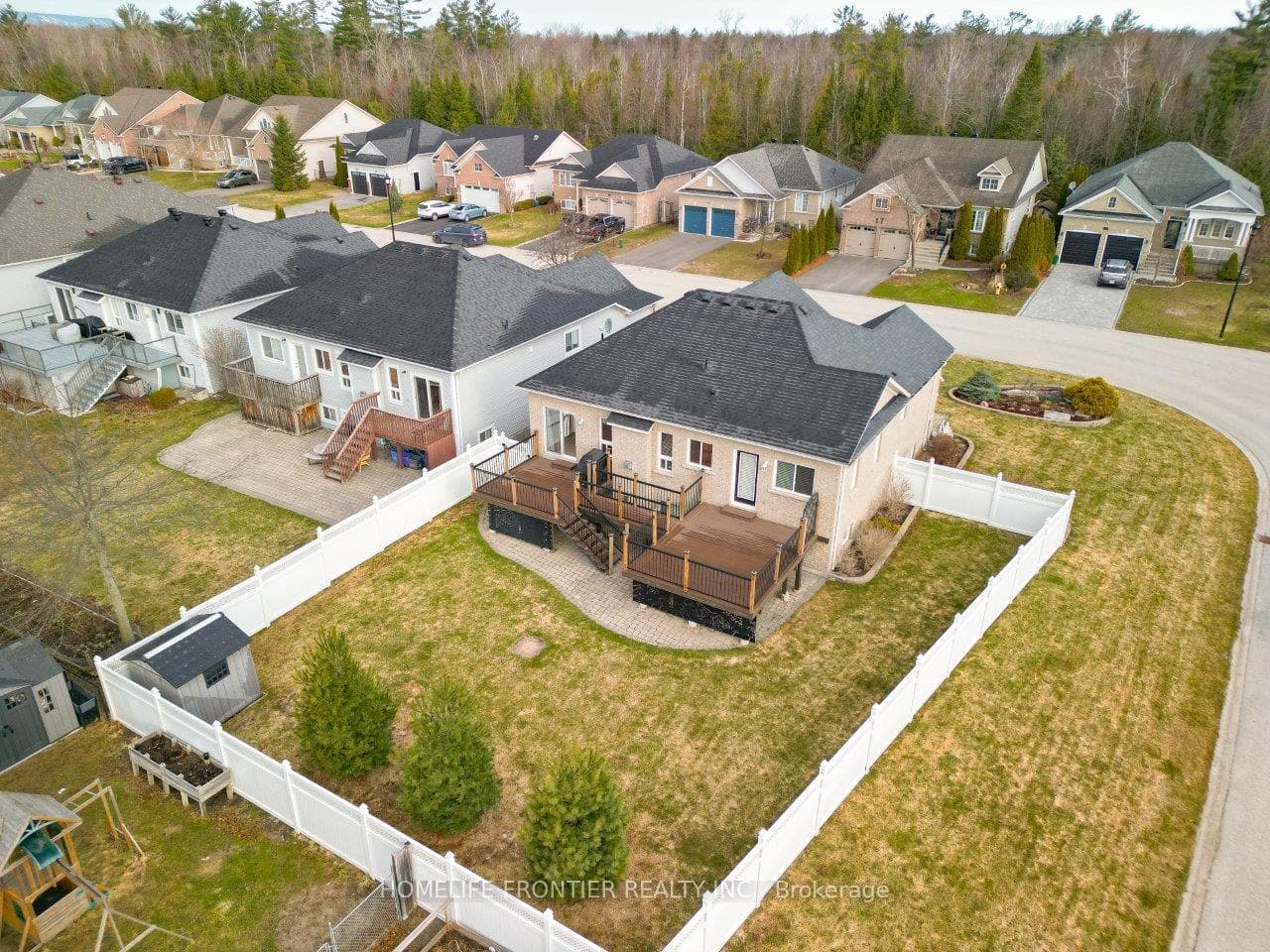 16 Red Pine Crescent photo 4