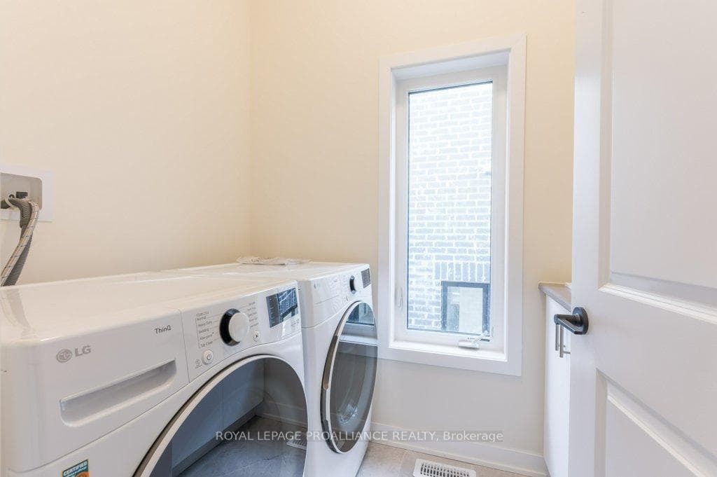 233 Flavelle Way photo 38