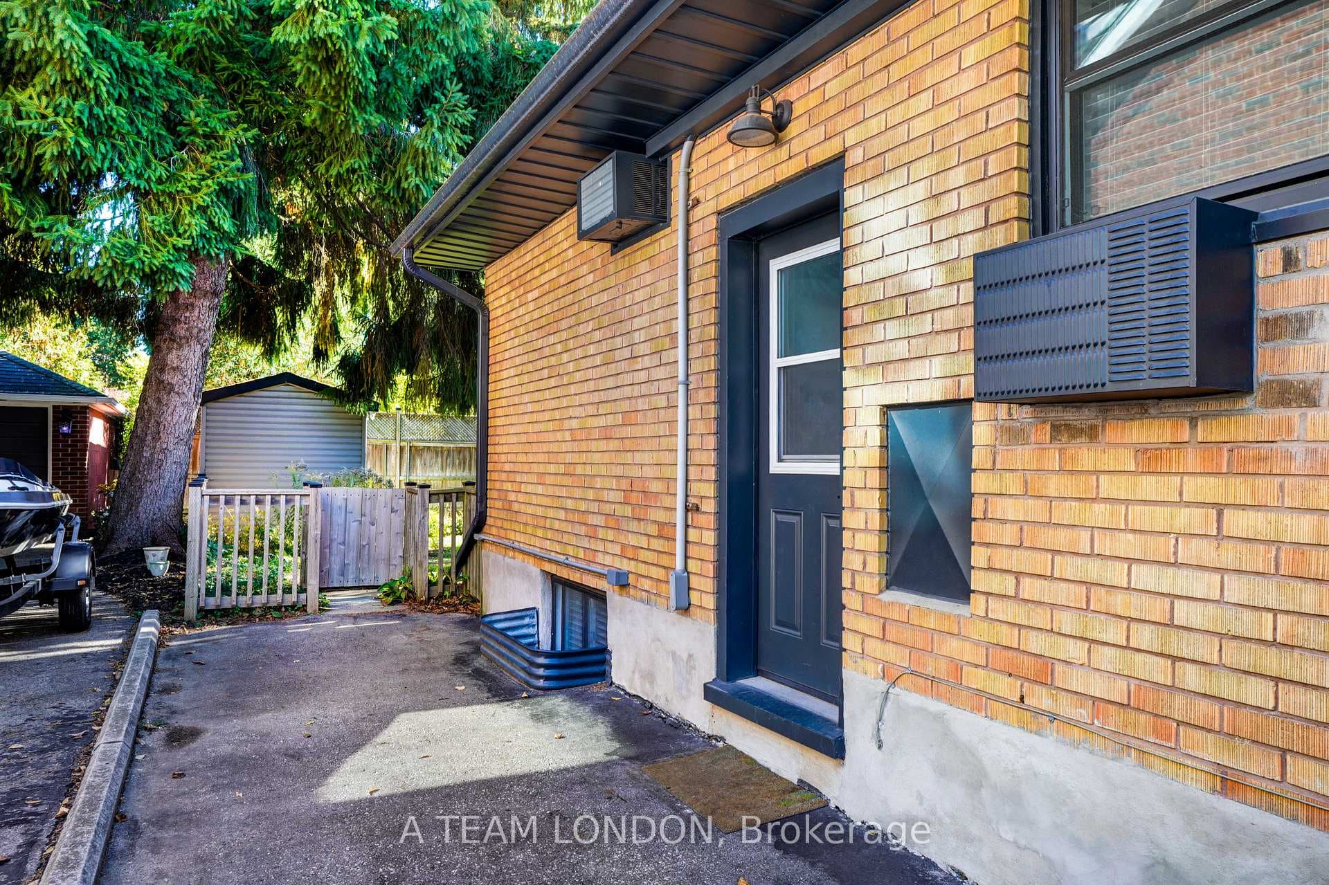106 Thornton Avenue photo 32