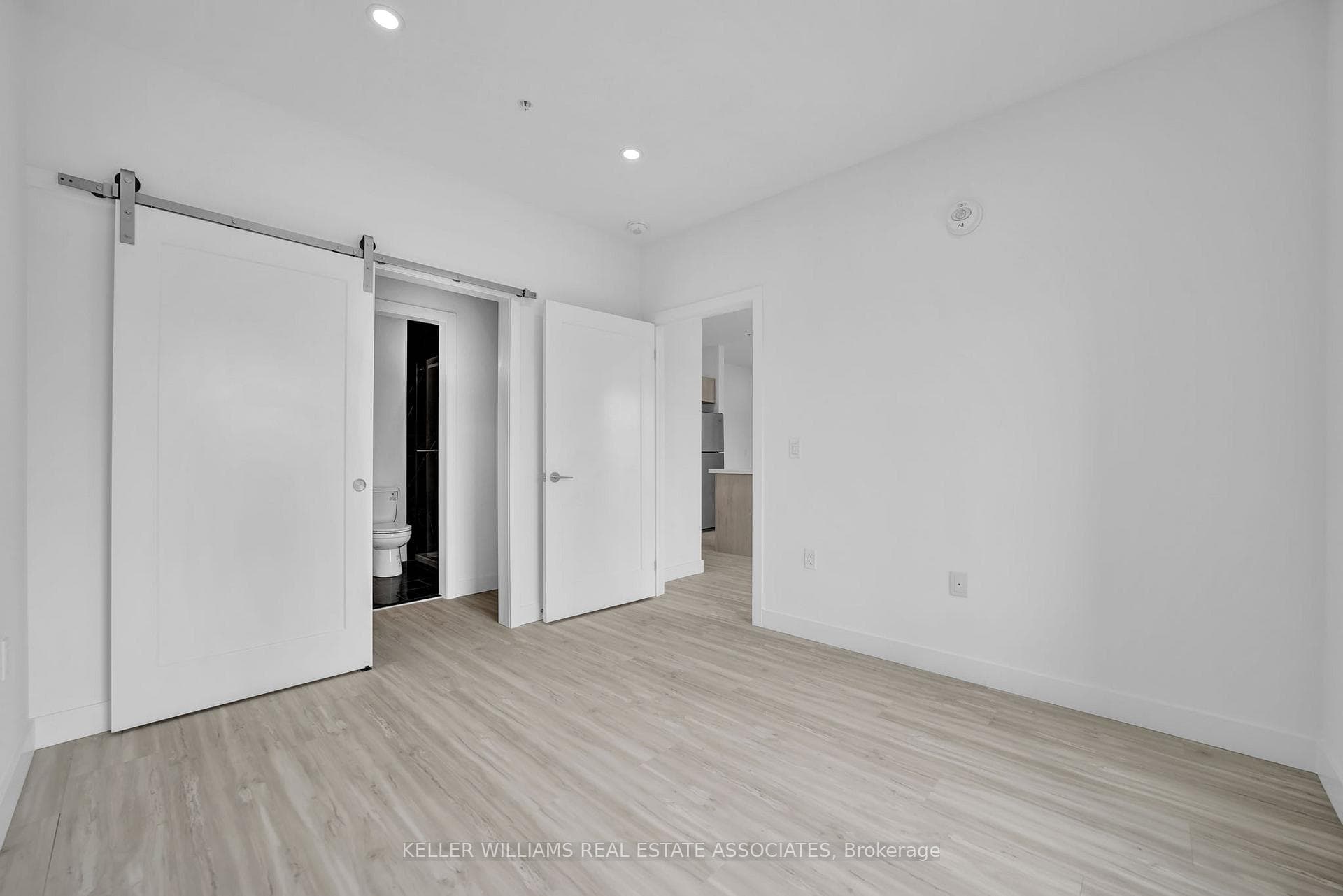 408 Dundas Street Unit 410 photo 17