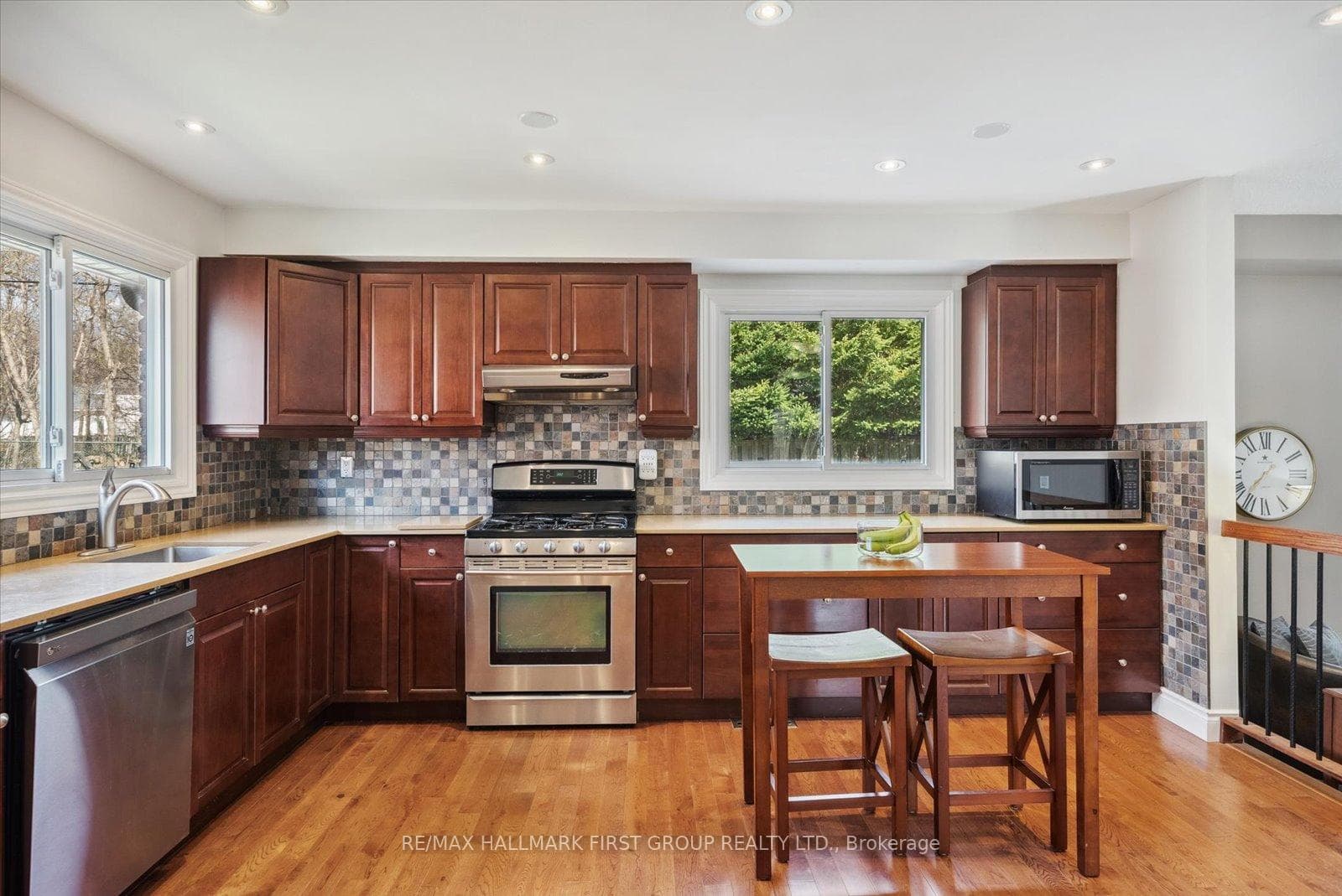 1864 Malden Crescent photo 12