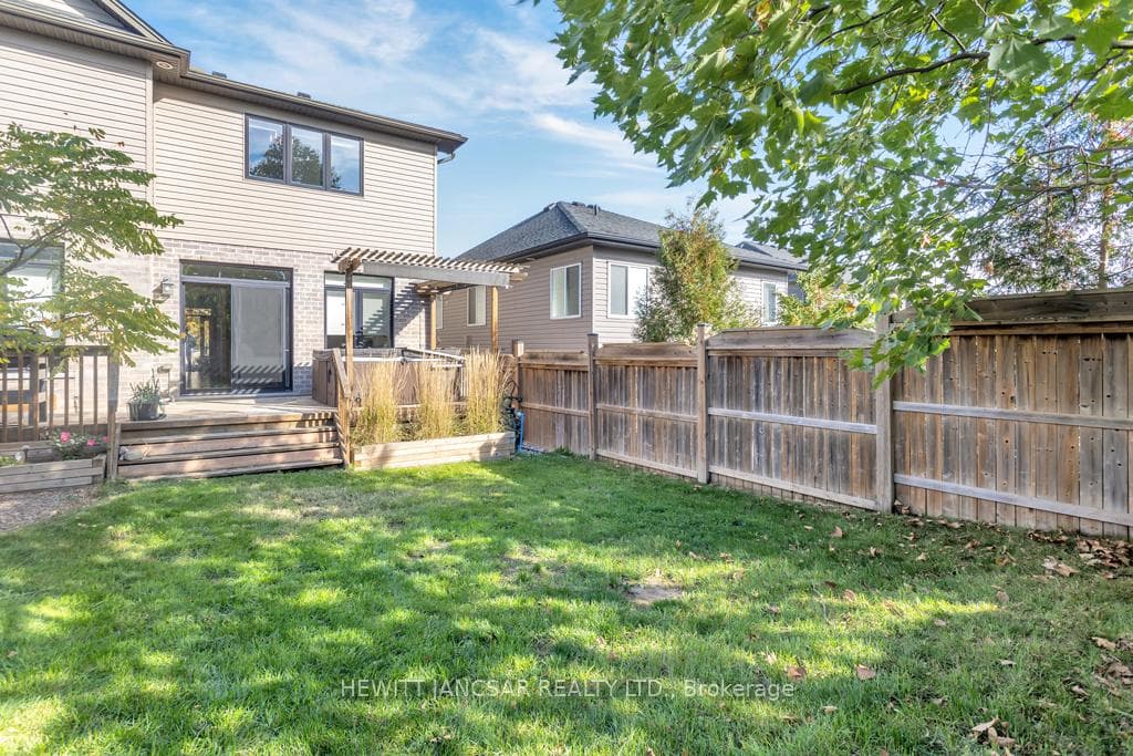 424 Alan Crescent photo 32