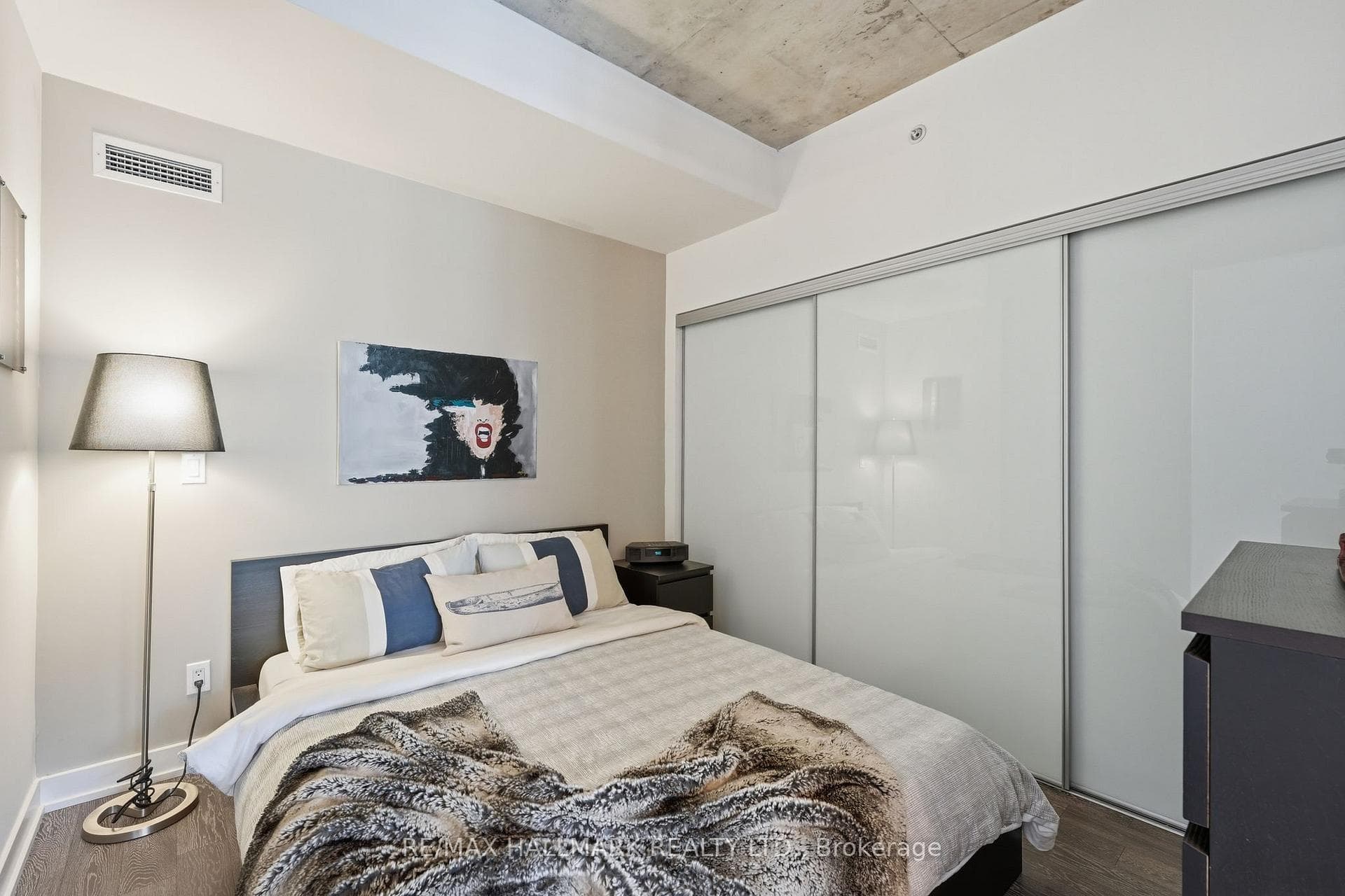 1190 Dundas Street Unit 323 photo 5