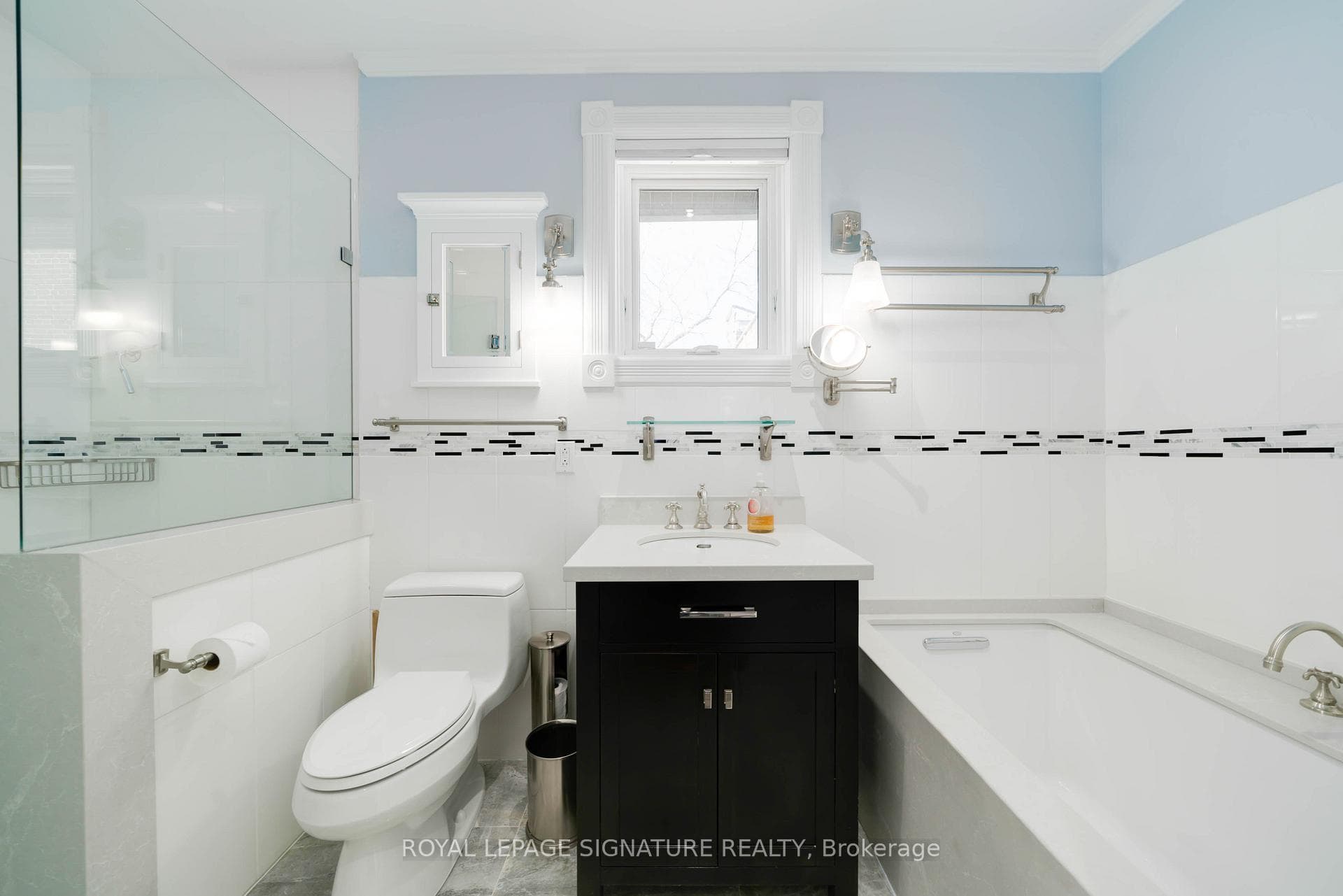 133 Chaplin Crescent photo 22