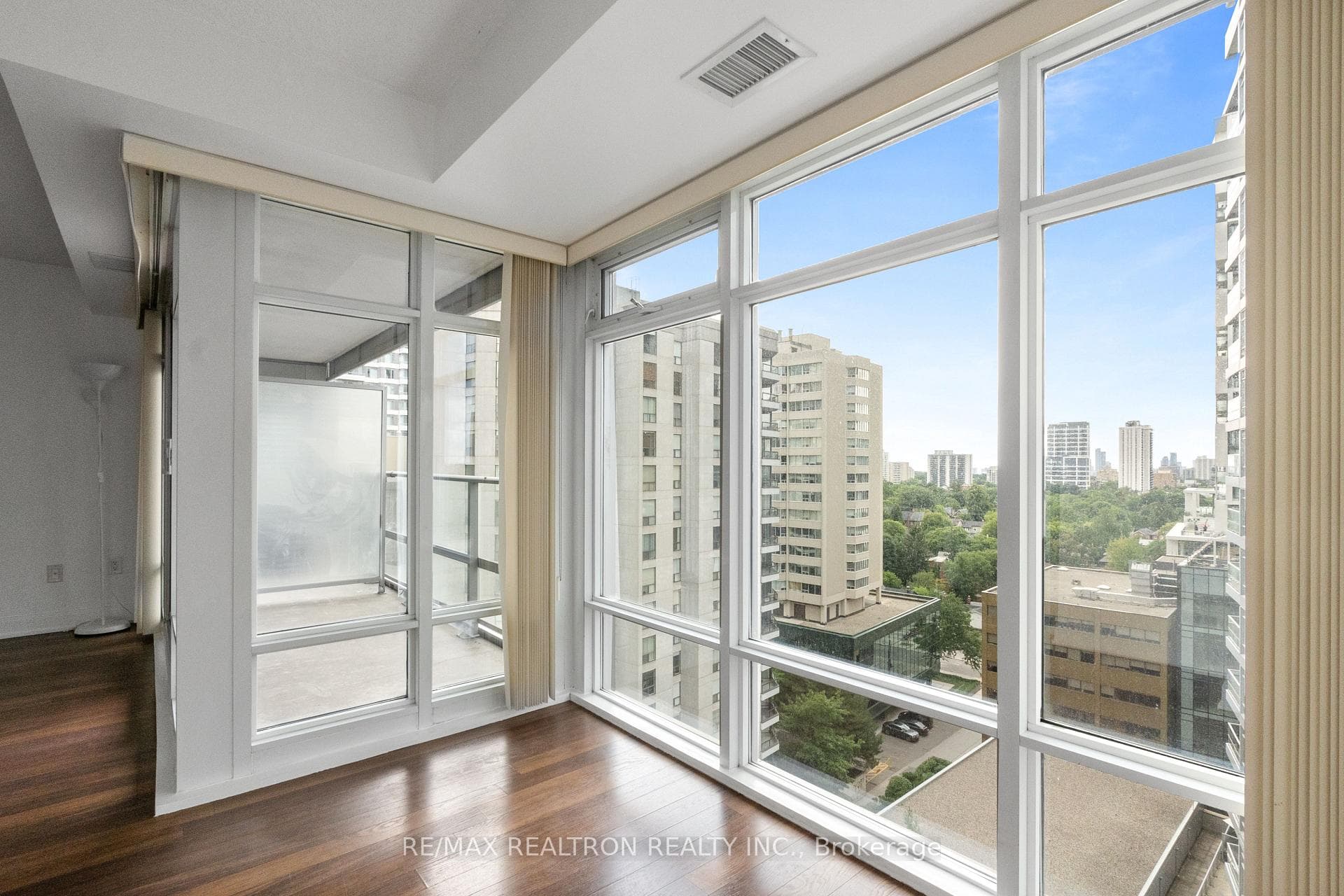 2191 Yonge Street Unit 1404 photo 11