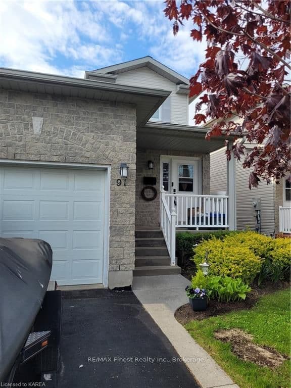 91 MCKEOWN Crescent photo 1