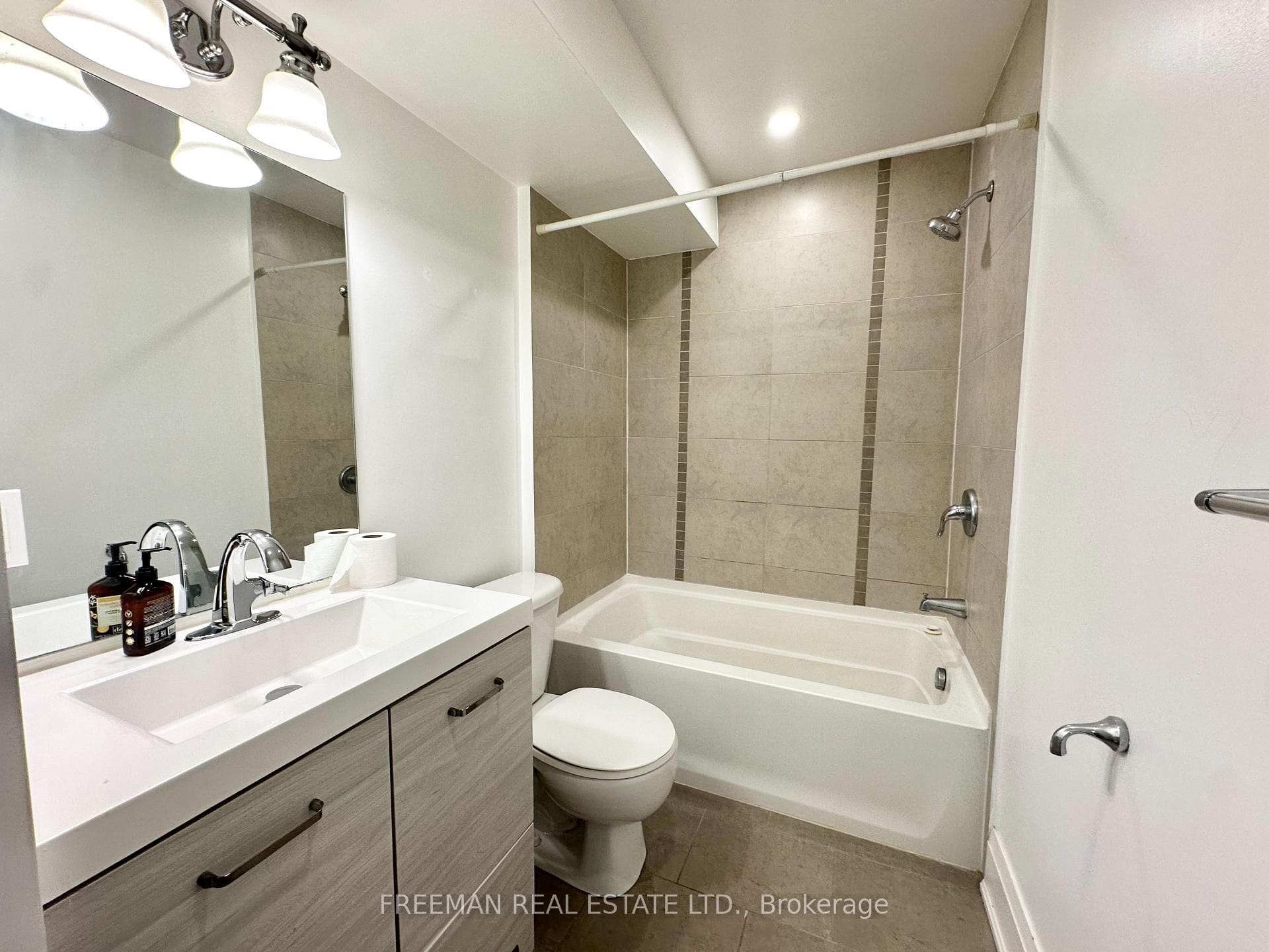 543 Palmerston Boulevard Unit 2 photo 16