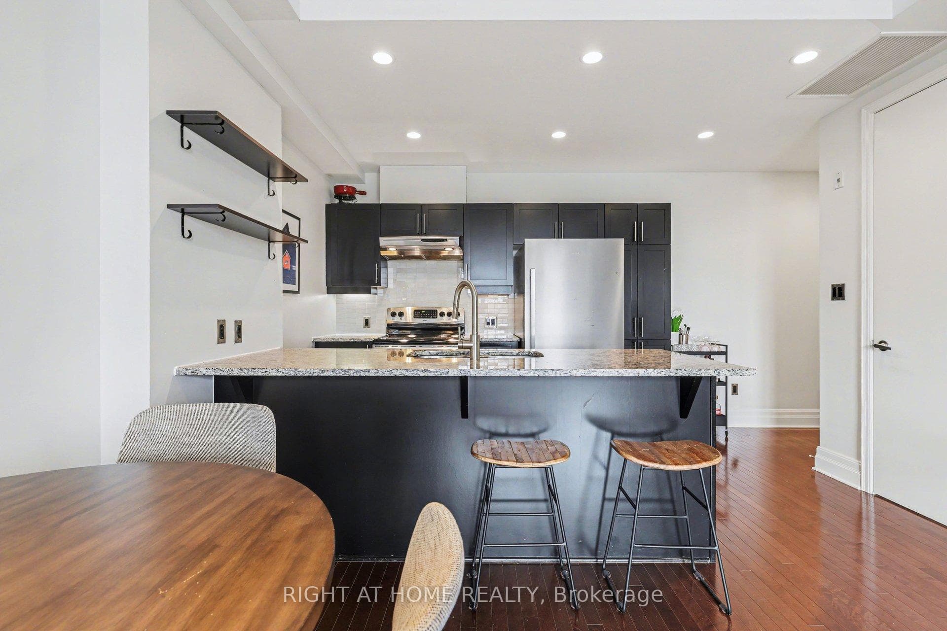 330 Loretta Avenue Unit 810 photo 13