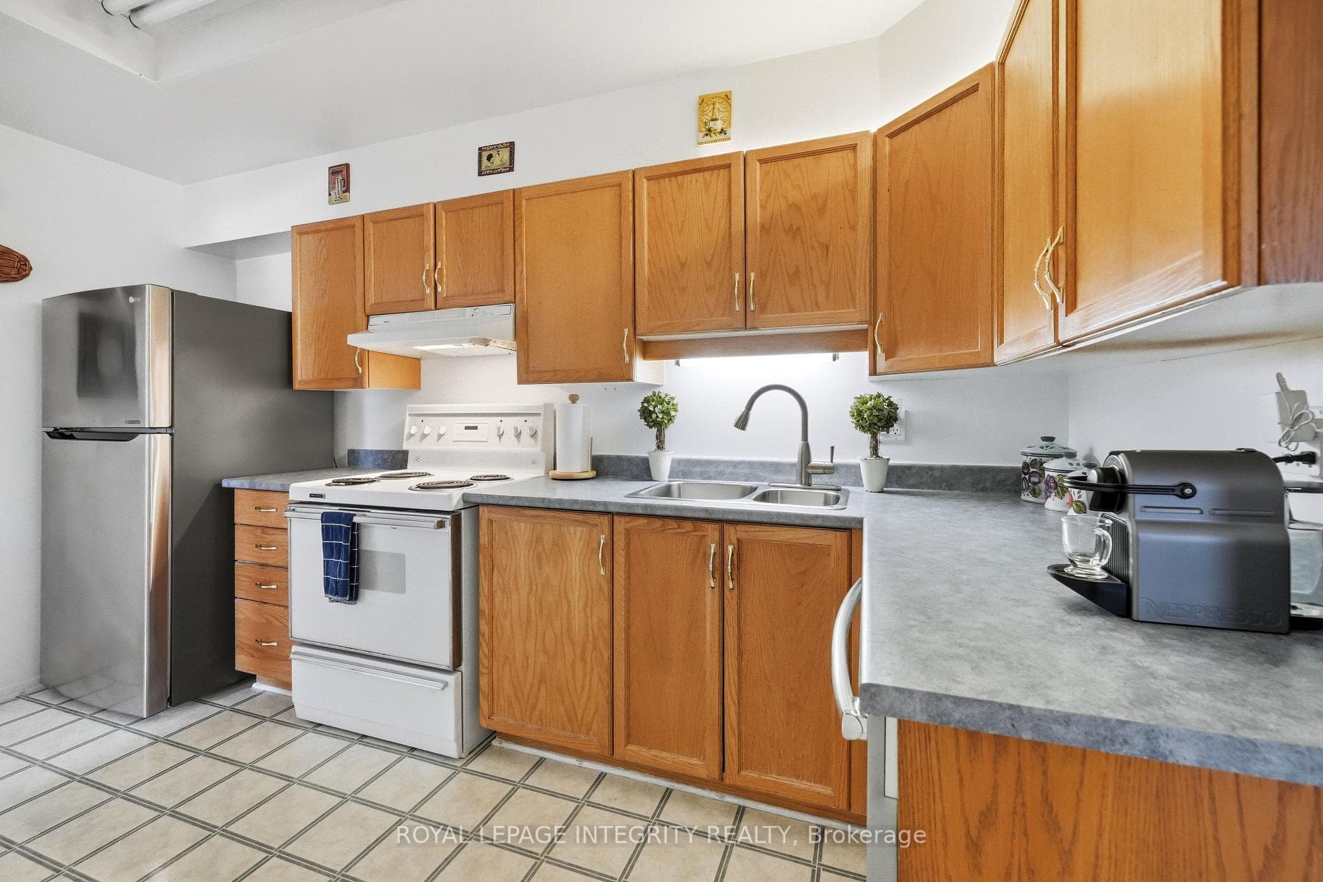 545 Canteval Terrace Unit 110 photo 17