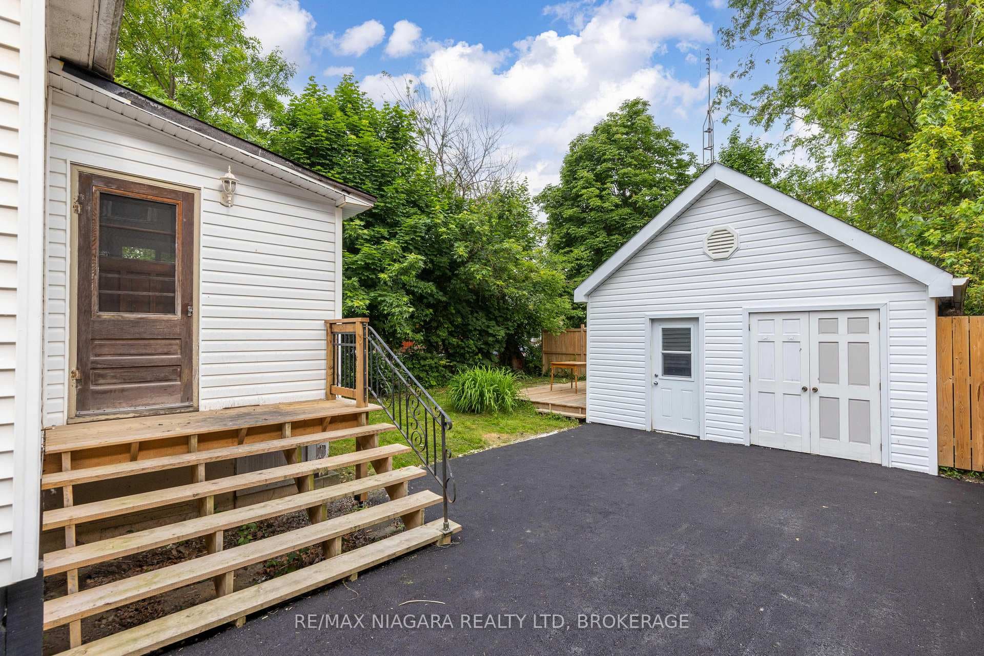 4993 Maple Street photo 2