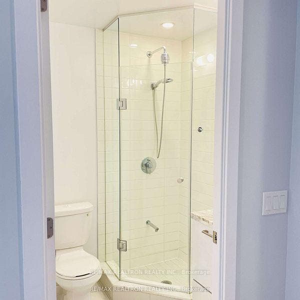 2221 Yonge Street Unit 1007 photo 6
