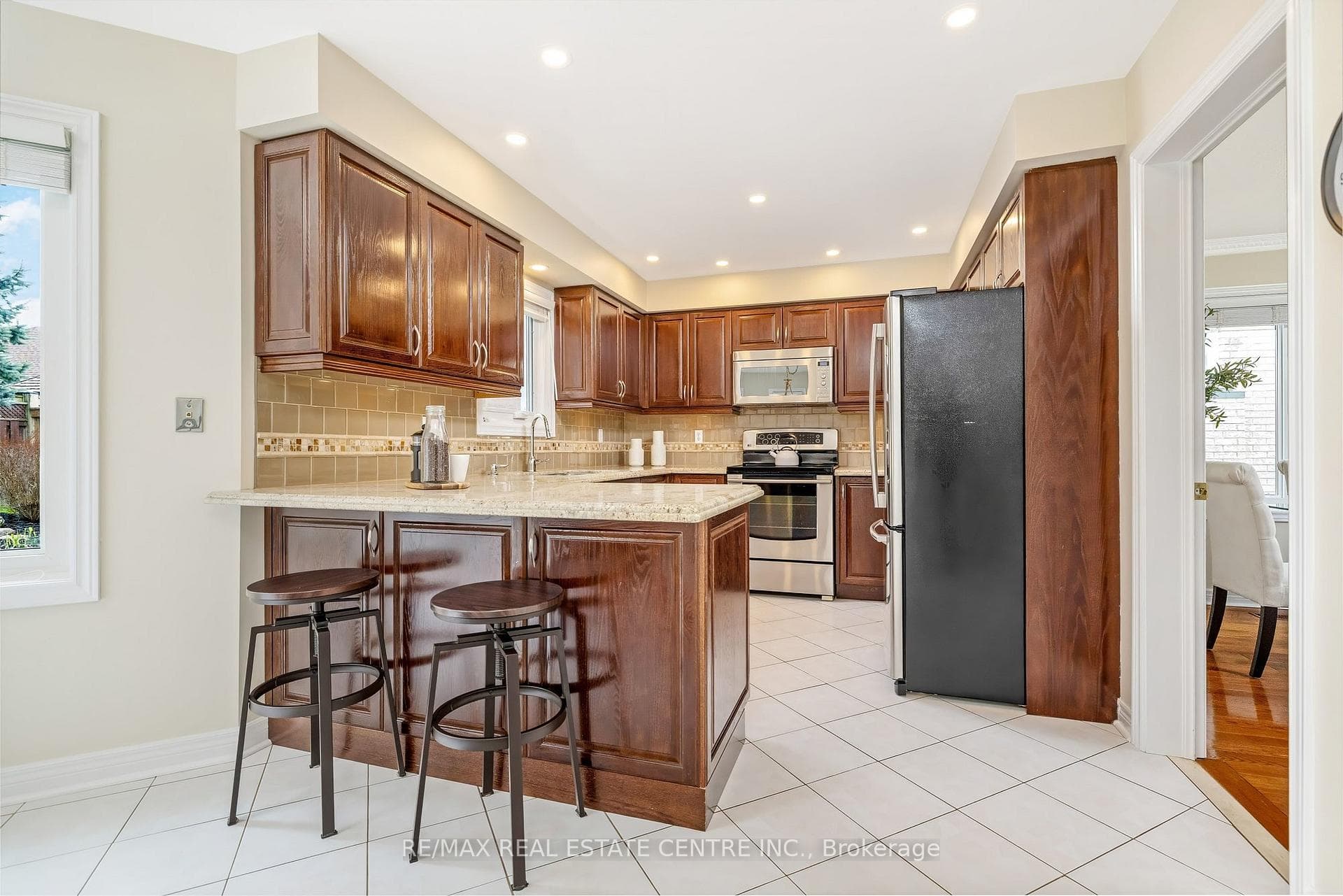 48 Samuel Crescent photo 4