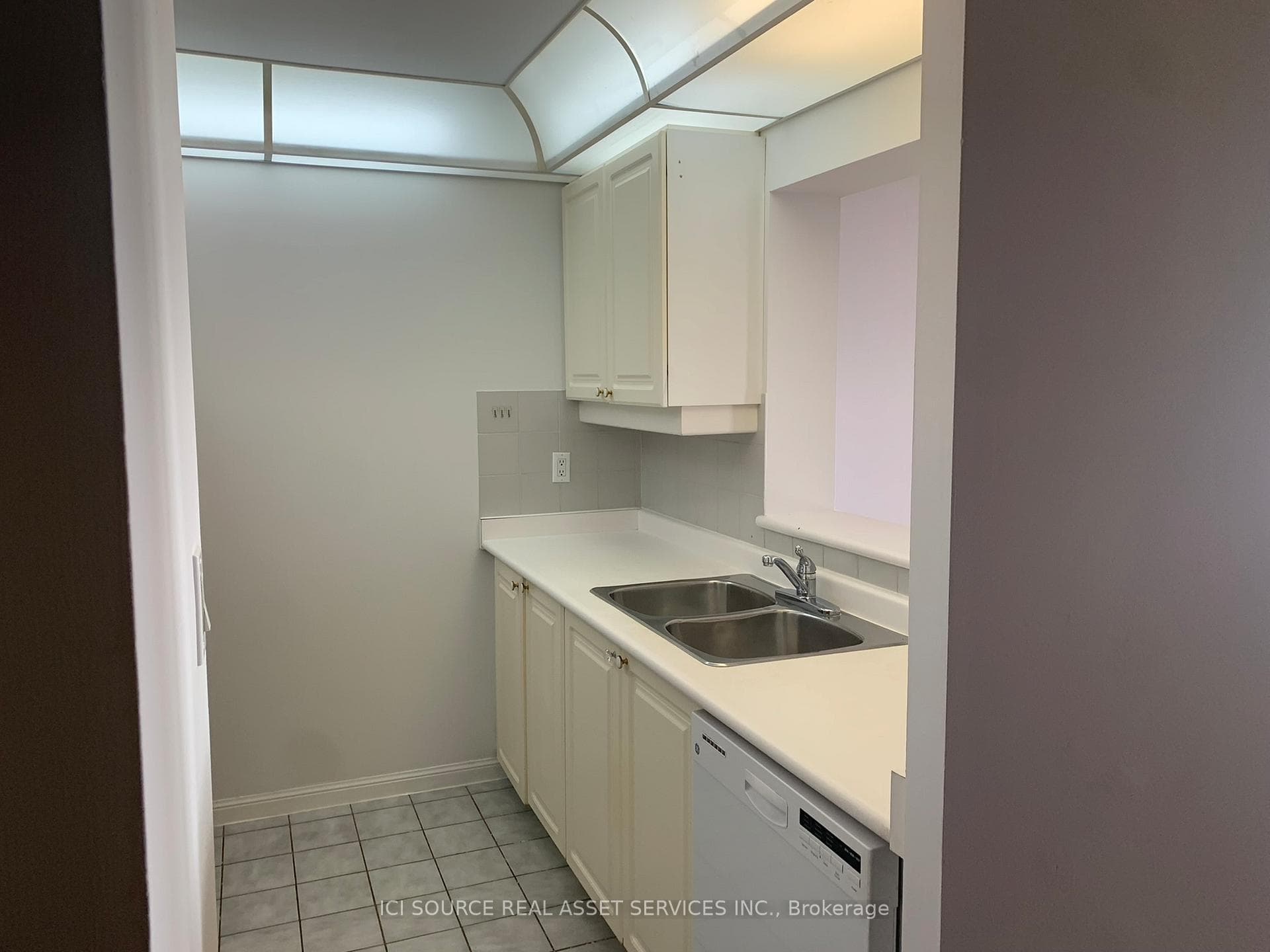 88 Corporate Drive Unit 2505 photo 3