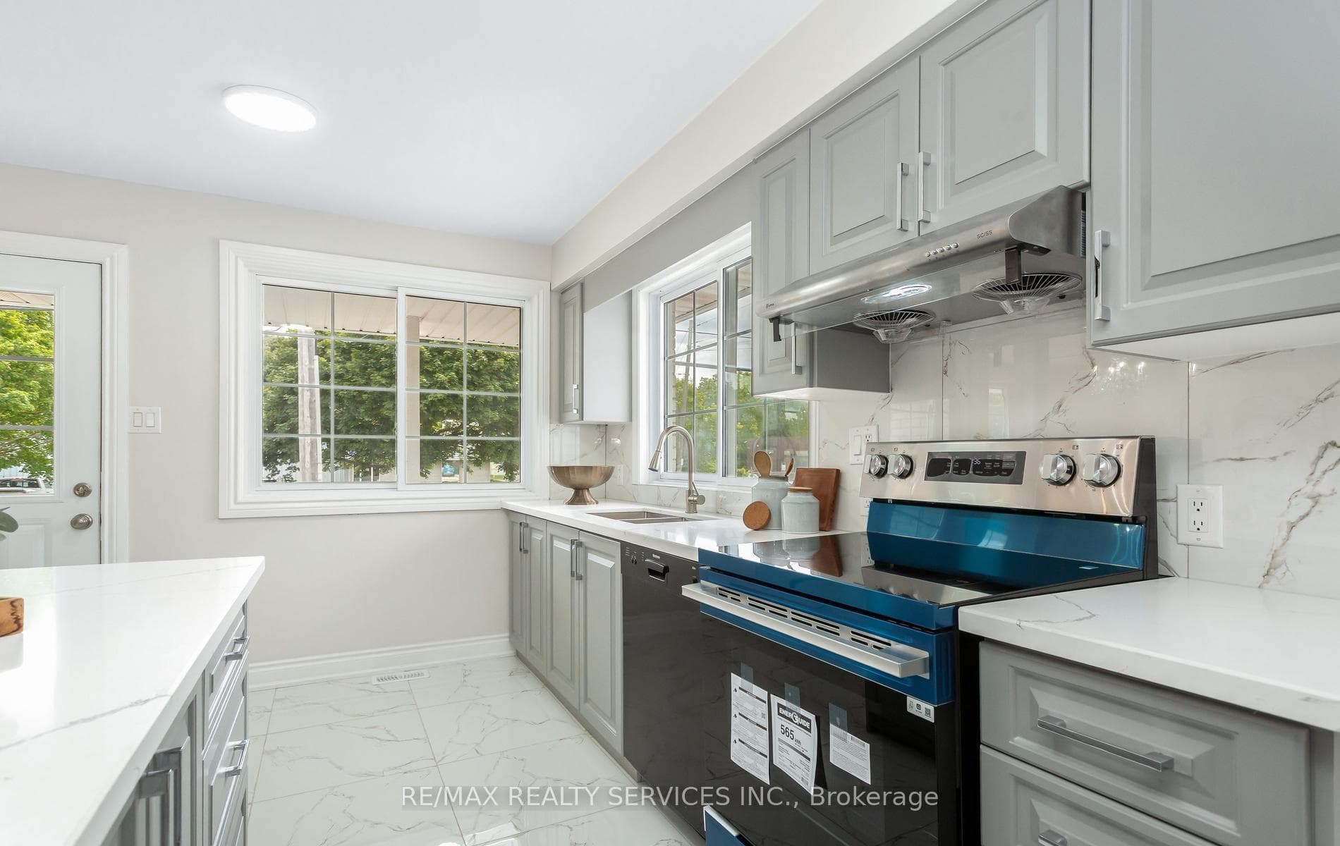 176 Samuelson Street photo 11