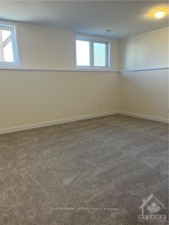 99 WHITCOMB Crescent photo 24