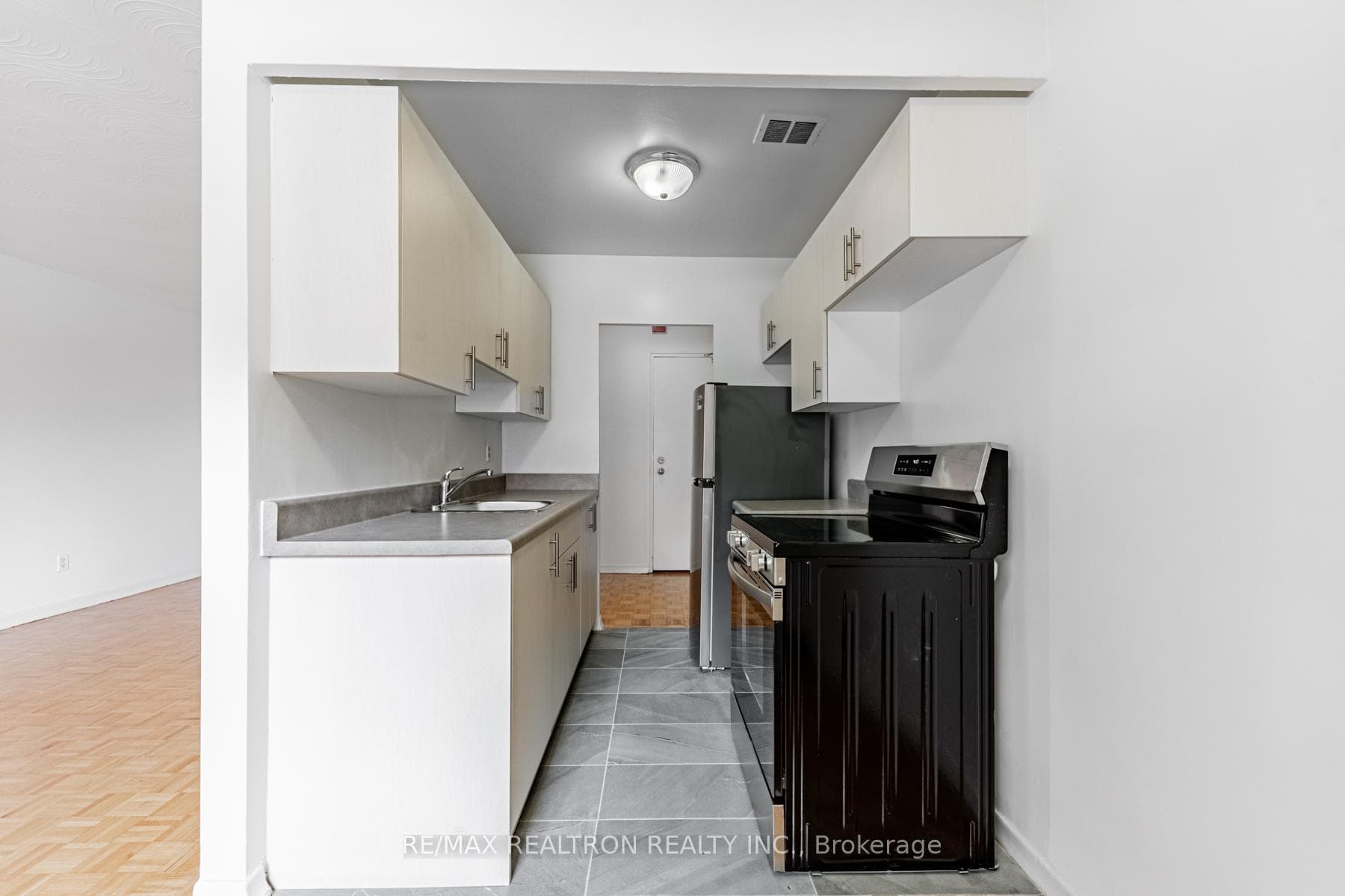 165 Colborne Avenue Unit 202 photo 8